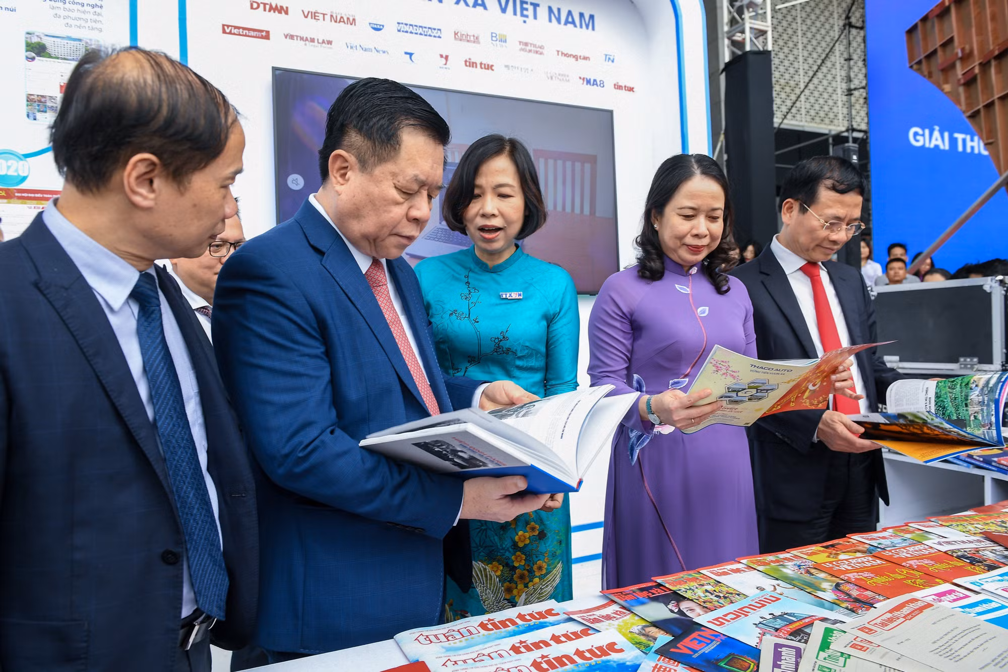 Các đồng chí lãnh đạo Đảng, Nhà nước tham quan gian trưng bày của TTXVN.