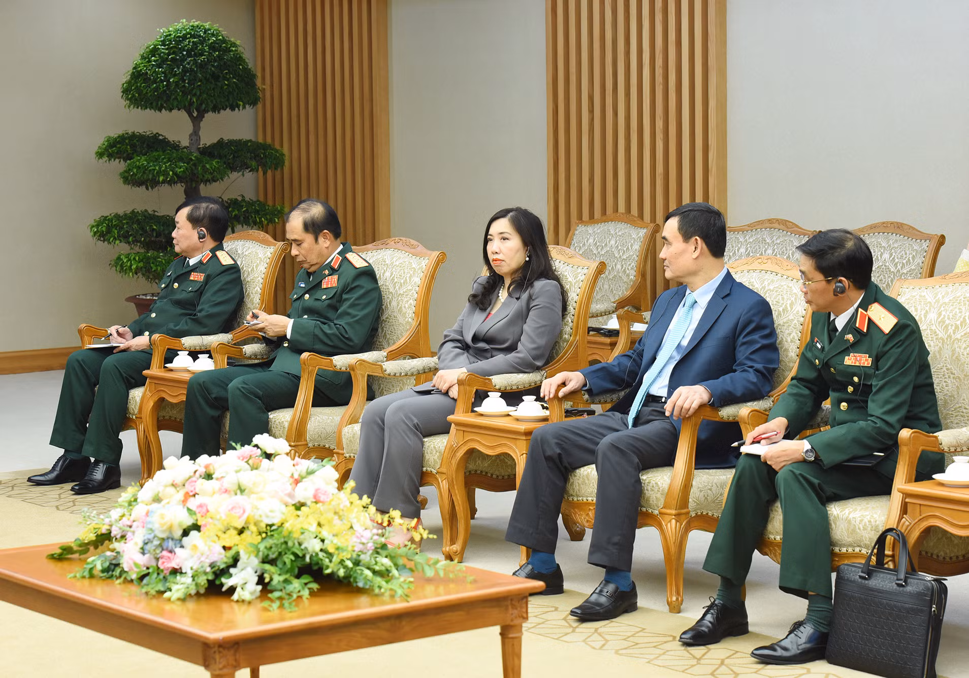 Đại diện lãnh đạo các bộ, ban ngành của Chính phủ Việt Nam cùng tham dự. Đại diện lãnh đạo các bộ, ban ngành của Chính phủ Việt Nam cùng tham dự.