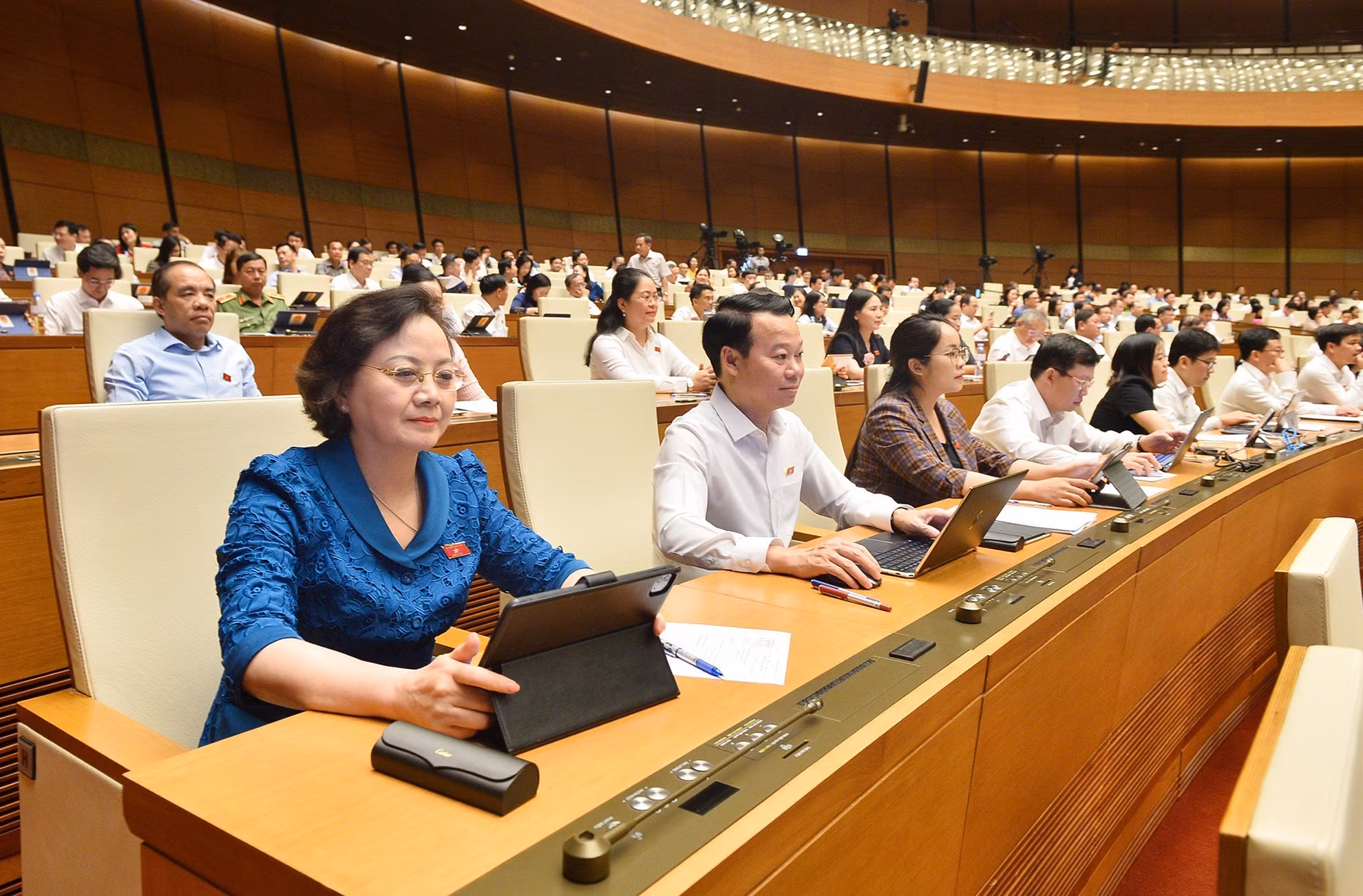 Các đại biểu Quốc hội dự phiên họp về công tác nhân sự tại Hội trường Diên Hồng. Các đại biểu Quốc hội dự phiên họp về công tác nhân sự tại Hội trường Diên Hồng.