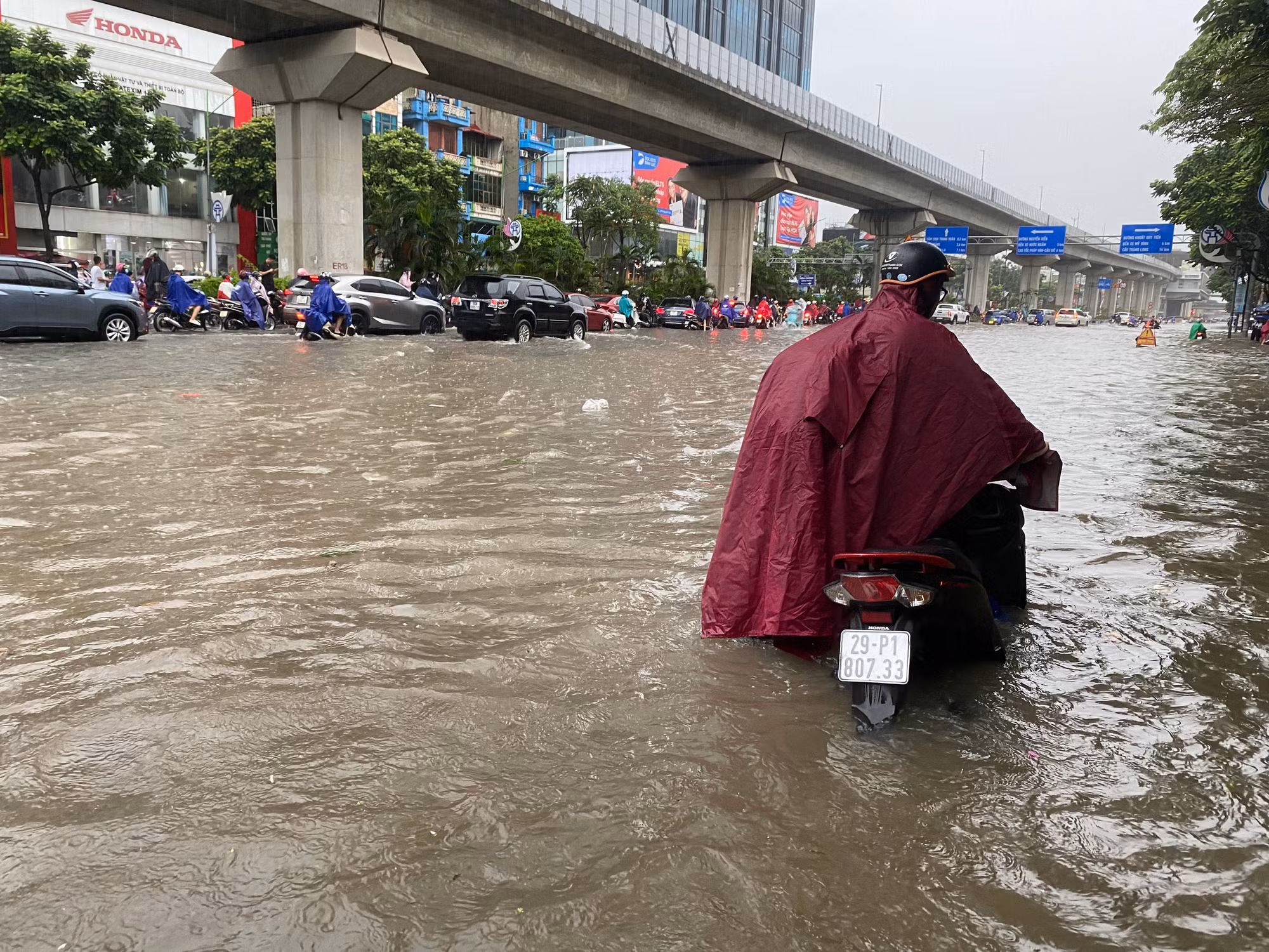 Nhiều phương tiện chết máy khi nước dâng cao tới tận yên xe. Nhiều phương tiện chết máy khi nước dâng cao tới tận yên xe.