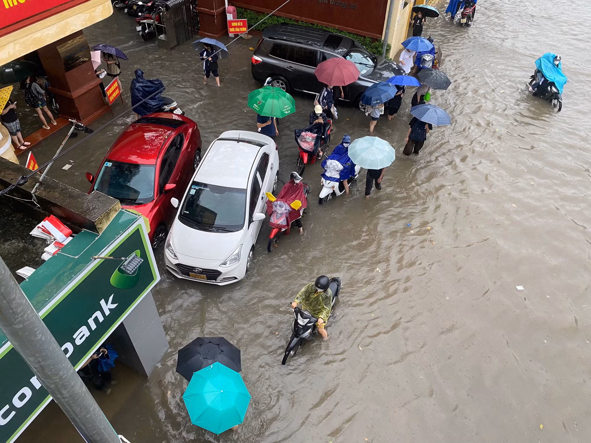 Giao thông trở nên hỗn loạn. Giao thông trở nên hỗn loạn.