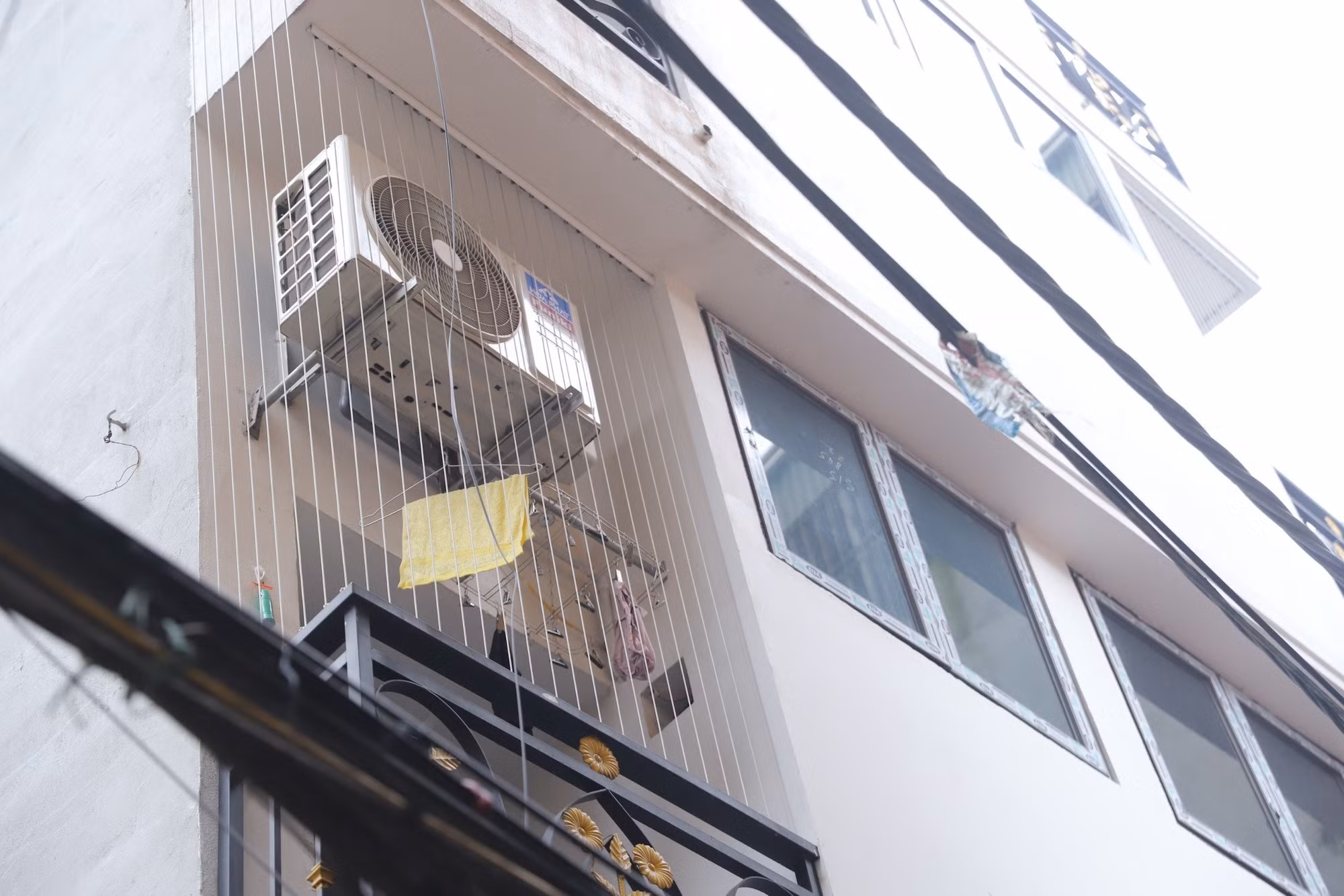 Bộ Xây dựng cũng chỉ ra các hệ lụy của loại hình chung cư mini như vi phạm các quy định về phòng cháy chữa cháy dẫn đến nguy cơ cháy nổ cao trong cộng đồng dân cư; quá tải về hệ thống hạ tầng kỹ thuật, hạ tầng xã hội; không cấp được Giấy chứng nhận sở hữu cho người mua căn hộ do vi phạm về thiết kế, mật độ xây dựng dẫn đến tình trạng tranh chấp, khiếu kiện giữa người mua và người bán. Đáng chú ý, các chung cư mini hiện nay đều được "gia chủ" hàn các chuồng cọp kín ban công để phòng chống trộm cắp. Tuy nhiên, khi có sự cố xảy ra, đây cũng chính là yếu tố biến các chung cư mini trở thành "khó tìm được lối thoát". Bộ Xây dựng cũng chỉ ra các hệ lụy của loại hình chung cư mini như vi phạm các quy định về phòng cháy chữa cháy dẫn đến nguy cơ cháy nổ cao trong cộng đồng dân cư; quá tải về hệ thống hạ tầng kỹ thuật, hạ tầng xã hội; không cấp được Giấy chứng nhận sở hữu cho người mua căn hộ do vi phạm về thiết kế, mật độ xây dựng dẫn đến tình trạng tranh chấp, khiếu kiện giữa người mua và người bán. Đáng chú ý, các chung cư mini hiện nay đều được "gia chủ" hàn các chuồng cọp kín ban công để phòng chống trộm cắp. Tuy nhiên, khi có sự cố xảy ra, đây cũng chính là yếu tố biến các chung cư mini trở thành "khó tìm được lối thoát".