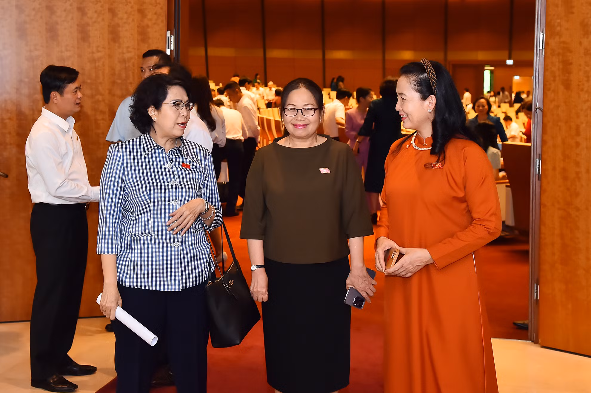 Các đại biểu Quốc hội trao đổi bên lề phiên họp chiều 22/5. Các đại biểu Quốc hội trao đổi bên lề phiên họp chiều 22/5.