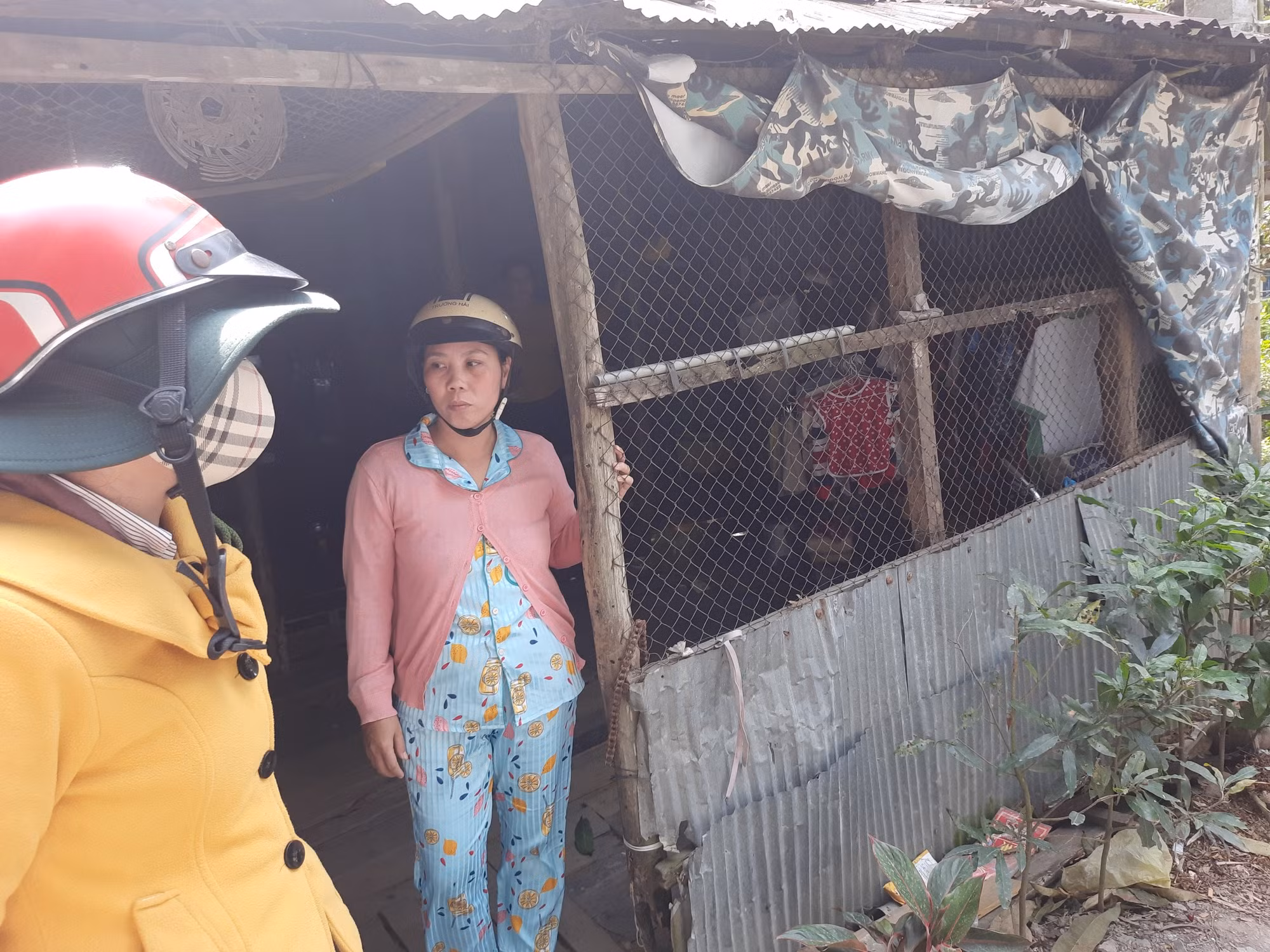 Mẹ bé đứng thất thần trông ngóng thông tin giải cứu con trai mình... Mẹ bé đứng thất thần trông ngóng thông tin giải cứu con trai mình...