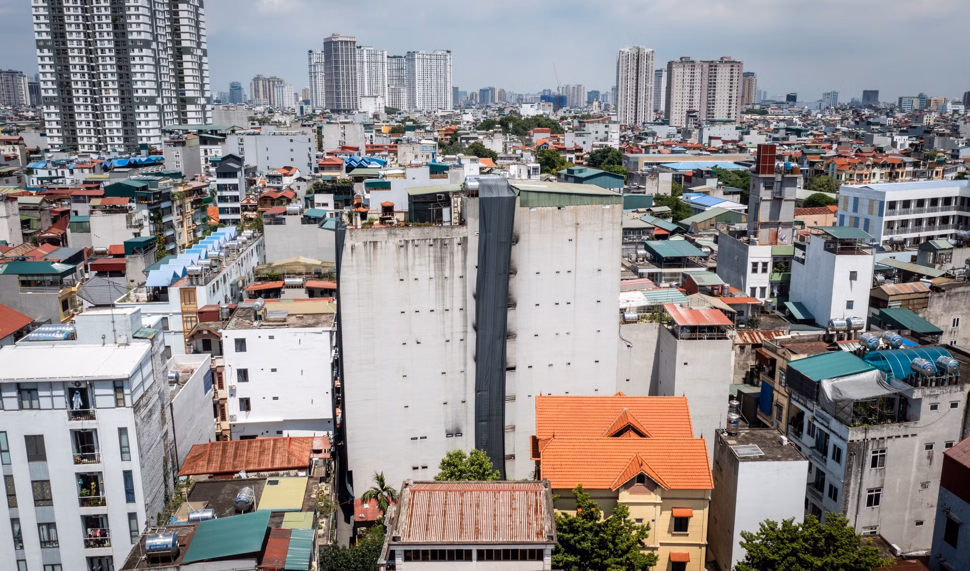 Ngày 12/9, chung cư mini số 37 ngách 29/70 phố Khương Hạ, phường Khương Đình, quận Thanh Xuân, TP Hà Nội bị cháy làm 56 người tử vong và 37 người khác bị thương. Ngay sau đó, Cơ quan Cảnh sát điều tra Công an thành phố Hà Nội đã khởi tố vụ án, khởi tố bị can, bắt tạm giam Nghiêm Quang Minh (44 tuổi; trú tại phường Yên Hòa, quận Cầu Giấy, Hà Nội), là chủ chung cư này, để điều tra về tội "Vi phạm quy định về phòng cháy, chữa cháy". Ngày 12/9, chung cư mini số 37 ngách 29/70 phố Khương Hạ, phường Khương Đình, quận Thanh Xuân, TP Hà Nội bị cháy làm 56 người tử vong và 37 người khác bị thương. Ngay sau đó, Cơ quan Cảnh sát điều tra Công an thành phố Hà Nội đã khởi tố vụ án, khởi tố bị can, bắt tạm giam Nghiêm Quang Minh (44 tuổi; trú tại phường Yên Hòa, quận Cầu Giấy, Hà Nội), là chủ chung cư này, để điều tra về tội "Vi phạm quy định về phòng cháy, chữa cháy".