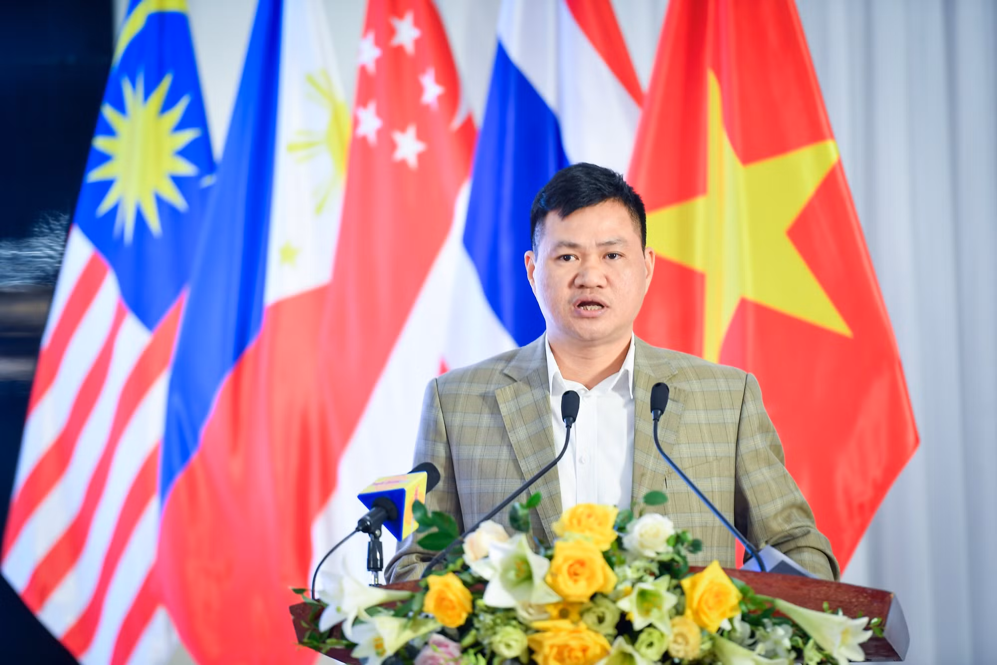 Ông Nguyễn Hồng Hải, Phó Tổng Biên tập Báo Quân đội nhân dân trình bày tham luận tại hội thảo.