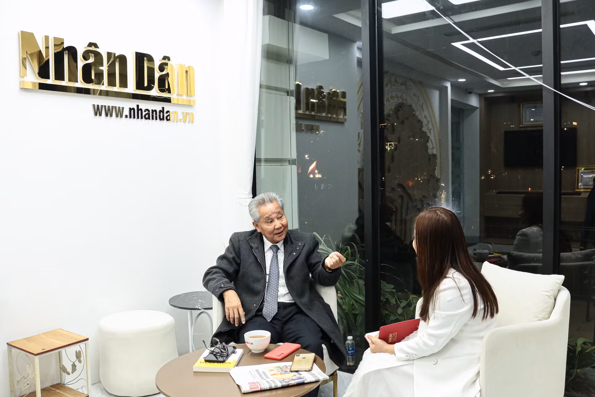 Ông Huỳnh Văn Thòn, Chủ tịch Tập đoàn Lộc Trời, Anh hùng Lao động thời kỳ đổi mới trao đổi với phóng viên Báo Nhân Dân.