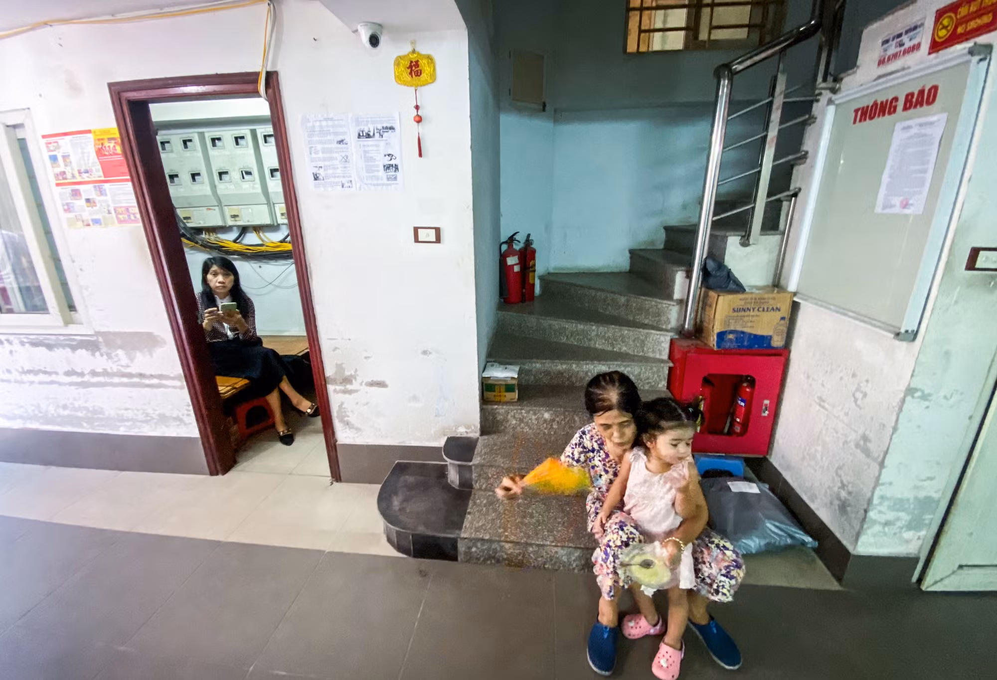 Cầu thang bộ này cũng là lối thoát hiểm duy nhất nếu sự cố hỏa hoạn xảy ra. Cầu thang bộ này cũng là lối thoát hiểm duy nhất nếu sự cố hỏa hoạn xảy ra.