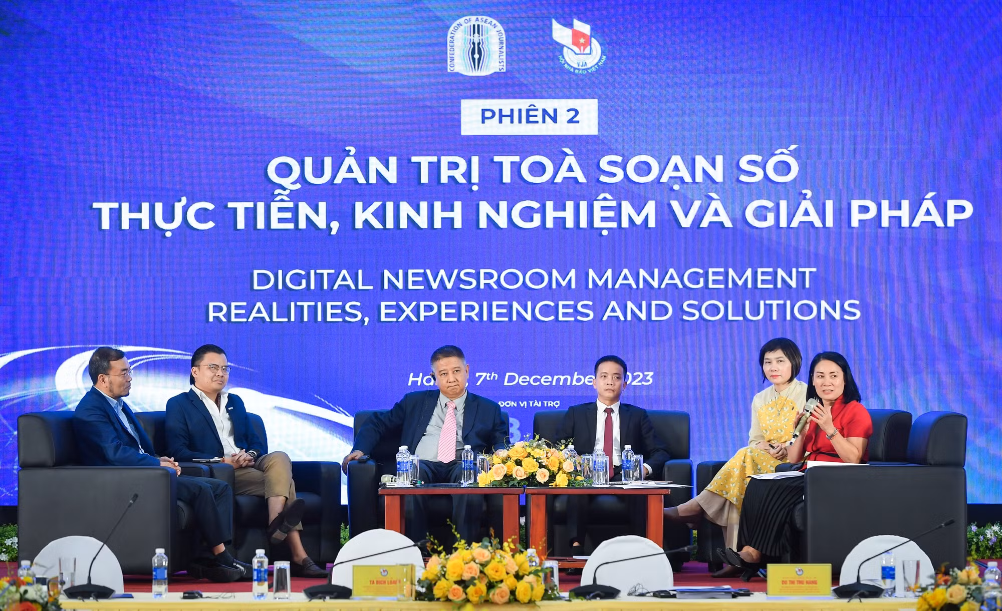 Cũng tại khuôn khổ hội thảo, các đại biểu cùng tham gia Tọa đàm "Vấn đề đặt ra và giải pháp tối ưu hóa quản trị tòa soạn số ở các quốc gia ASEAN".