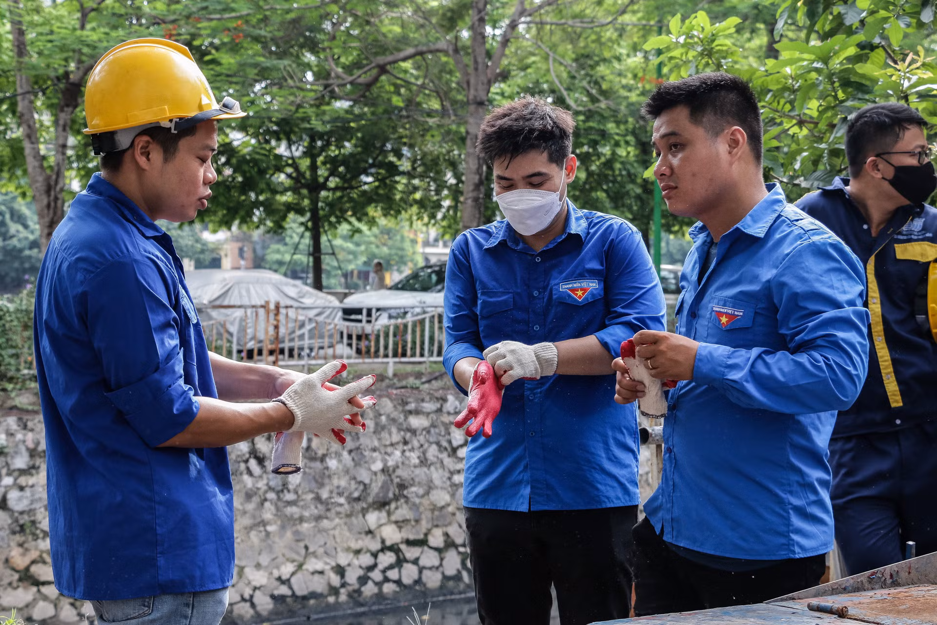 Sáng 17/6, tại Hà Nội, Đoàn Thanh niên Cộng sản Hồ Chí Minh Báo Nhân Dân phối hợp cùng Đoàn Thanh niên Cộng sản Hồ Chí Minh Công ty TNHH MTV Thoát nước Hà Nội thực hiện hoạt động thu dọn rác, phế thải trên tuyến phân lũ sông Sét-Lừ. Sáng 17/6, tại Hà Nội, Đoàn Thanh niên Cộng sản Hồ Chí Minh Báo Nhân Dân phối hợp cùng Đoàn Thanh niên Cộng sản Hồ Chí Minh Công ty TNHH MTV Thoát nước Hà Nội thực hiện hoạt động thu dọn rác, phế thải trên tuyến phân lũ sông Sét-Lừ.