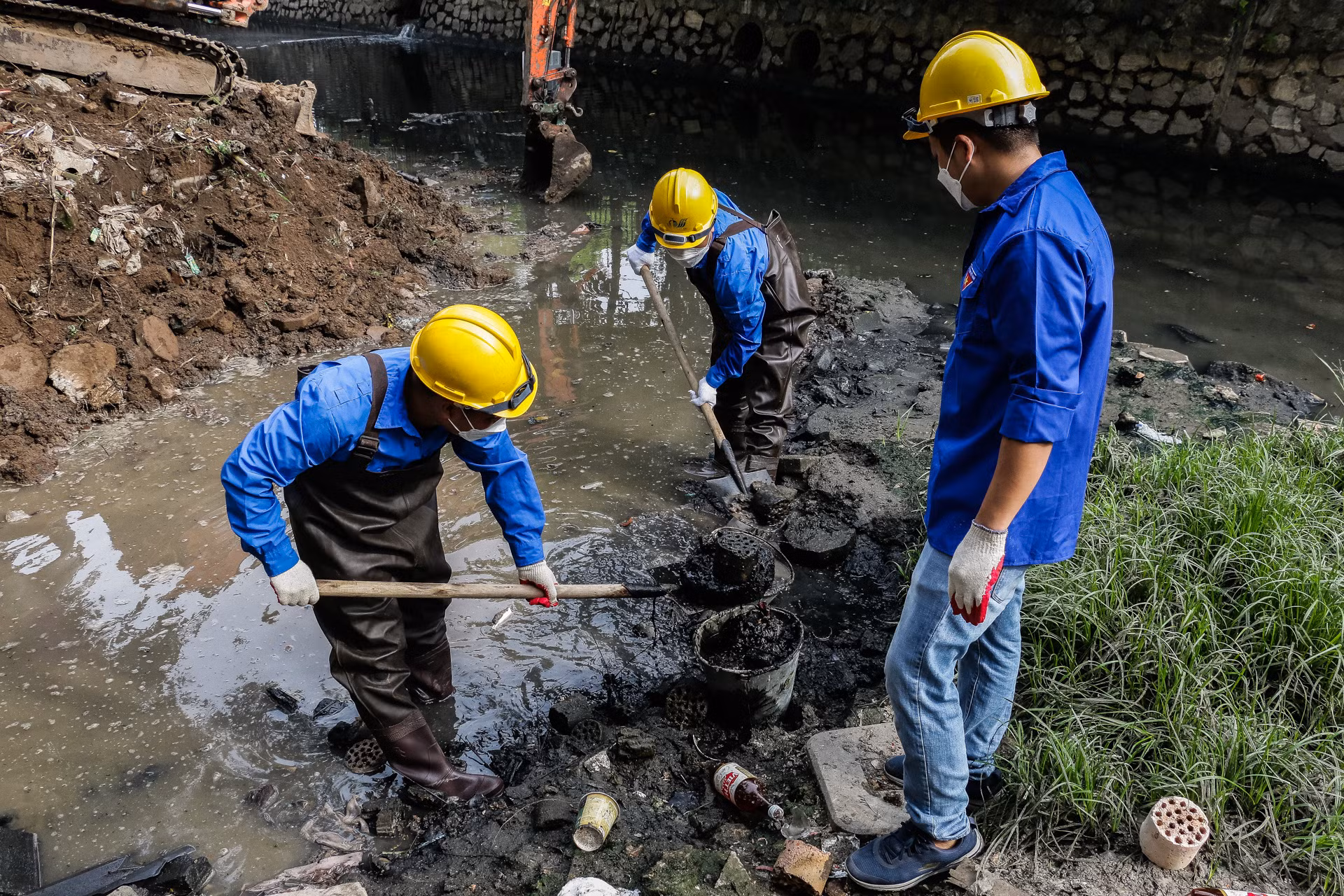 Không quản ngại bùn đất, những màu áo xanh tình nguyện miệt mài xúc từng xô bùn đất dưới lòng sông. Không quản ngại bùn đất, những màu áo xanh tình nguyện miệt mài xúc từng xô bùn đất dưới lòng sông.