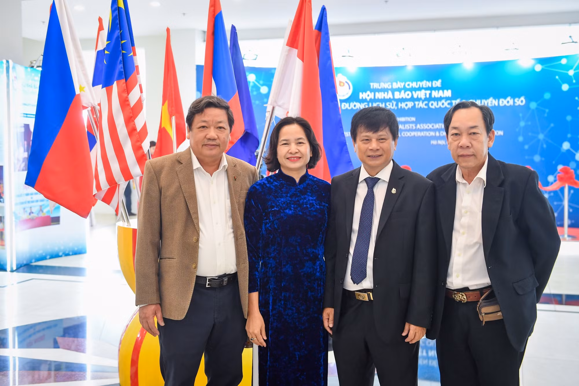 Các đại biểu chụp ảnh lưu niệm tại buổi Trưng bày.