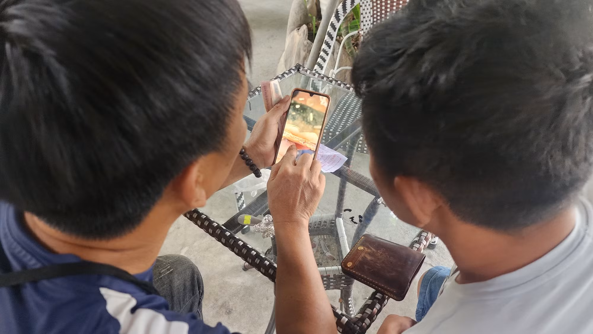 Một người đàn ông tại chợ Bắc Trà My sẵn sàng nhận bọc bạc, bọc vàng vào nanh hoặc móng gấu/hổ cho khách có nhu cầu. Thậm chí, người này khẳng định có sẵn nanh của hai loại động vật này nếu khách có nhu cầu. Một người đàn ông tại chợ Bắc Trà My sẵn sàng nhận bọc bạc, bọc vàng vào nanh hoặc móng gấu/hổ cho khách có nhu cầu. Thậm chí, người này khẳng định có sẵn nanh của hai loại động vật này nếu khách có nhu cầu.