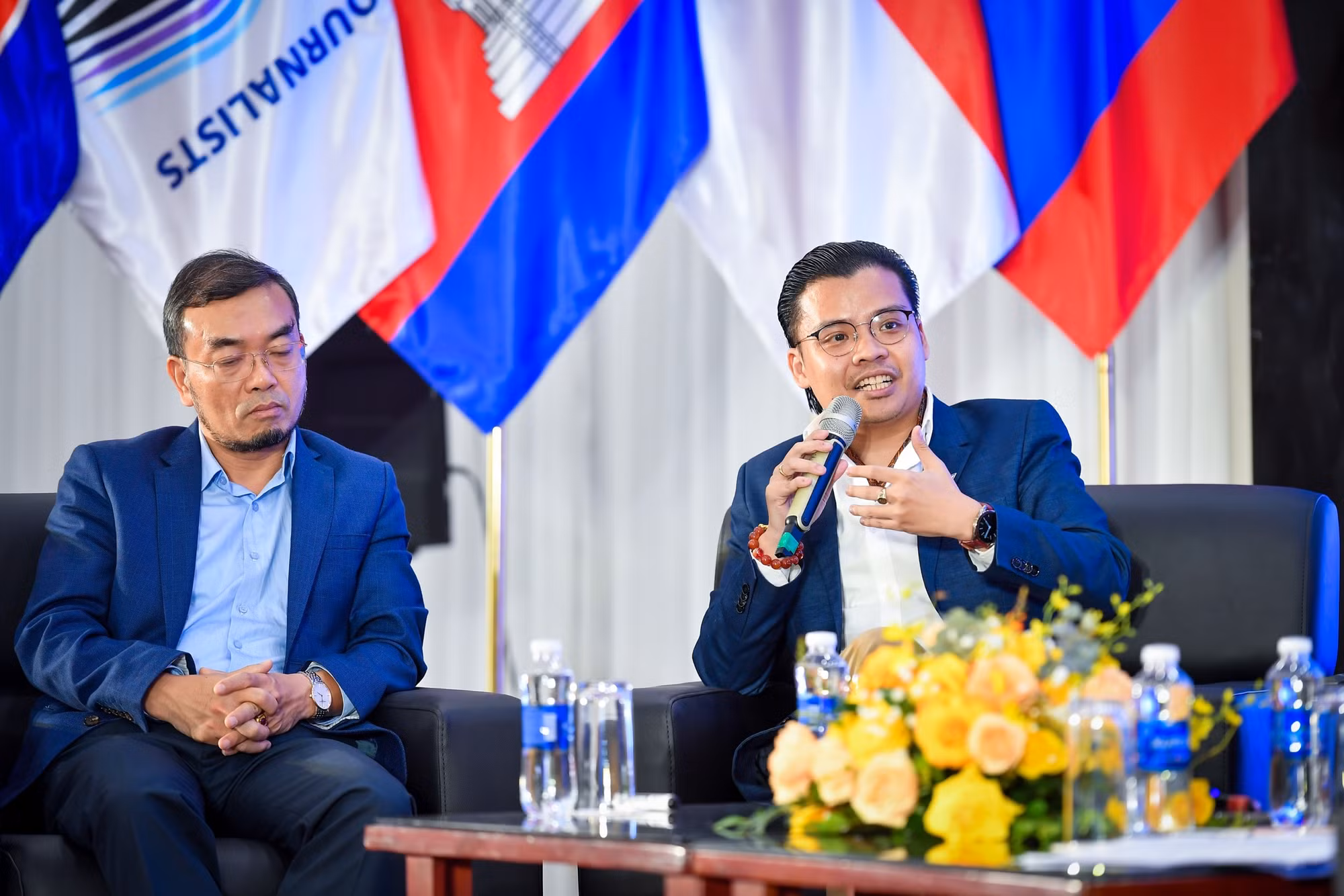 Các diễn giả tham gia thảo luận tại tọa đàm.