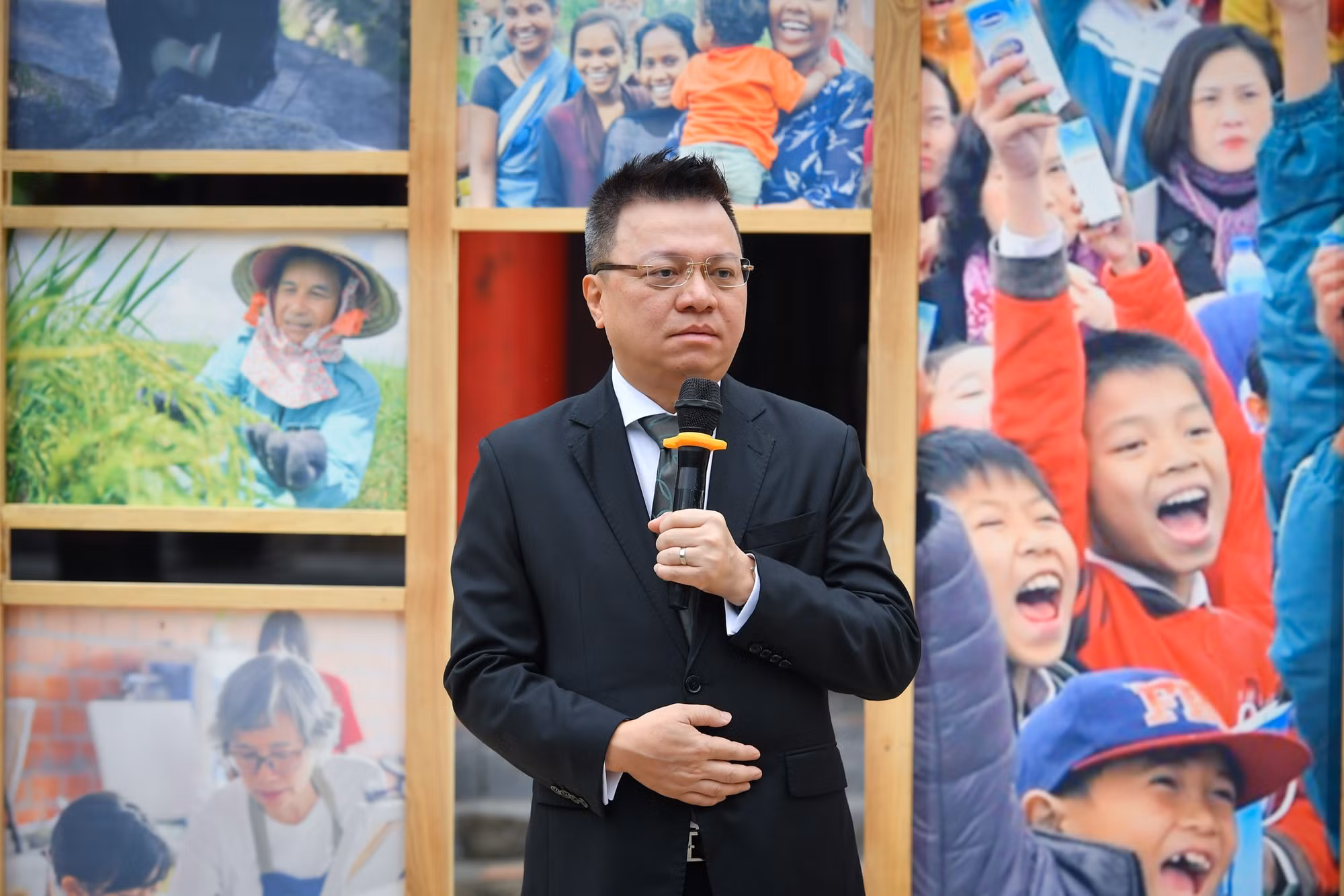 Đồng chí Lê Quốc Minh, Ủy viên Trung ương Đảng, Tổng Biên tập Báo Nhân Dân, Phó trưởng Ban Tuyên giáo Trung ương, Chủ tịch Hội Nhà báo Việt Nam, Trưởng ban Tổ chức Giải thưởng cho biết, trong số hơn 150 dự án/ý tưởng tham dự Human Act Prize, Ban tổ chức đã lựa chọn ra 43 dự án để trưng bày tại triển lãm. Đồng chí Lê Quốc Minh, Ủy viên Trung ương Đảng, Tổng Biên tập Báo Nhân Dân, Phó trưởng Ban Tuyên giáo Trung ương, Chủ tịch Hội Nhà báo Việt Nam, Trưởng ban Tổ chức Giải thưởng cho biết, trong số hơn 150 dự án/ý tưởng tham dự Human Act Prize, Ban tổ chức đã lựa chọn ra 43 dự án để trưng bày tại triển lãm.