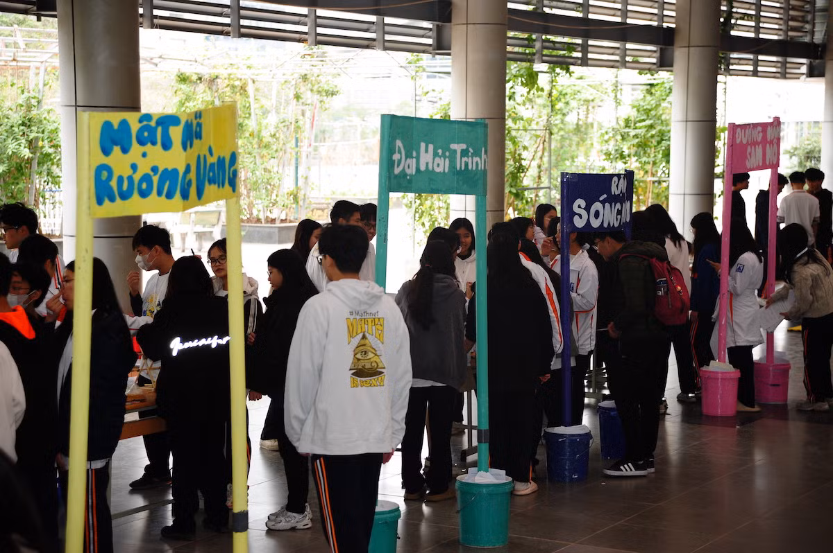 Các bạn trẻ tham gia Ngày đổi giấy - Green Life 2025