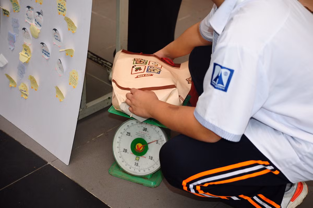 Giấy, các sản phẩm từ giấy không sử dụng được các học sinh đem tới quyên góp
