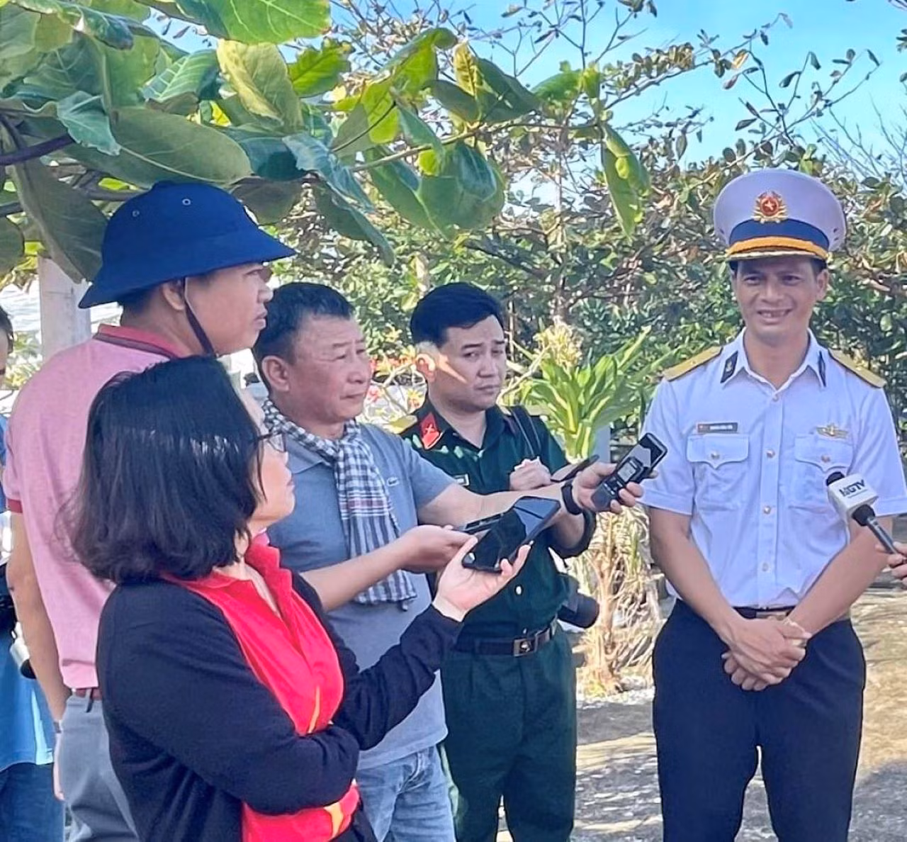 Phóng viên báo chí tác nghiệp trên đảo Trường Sa.
