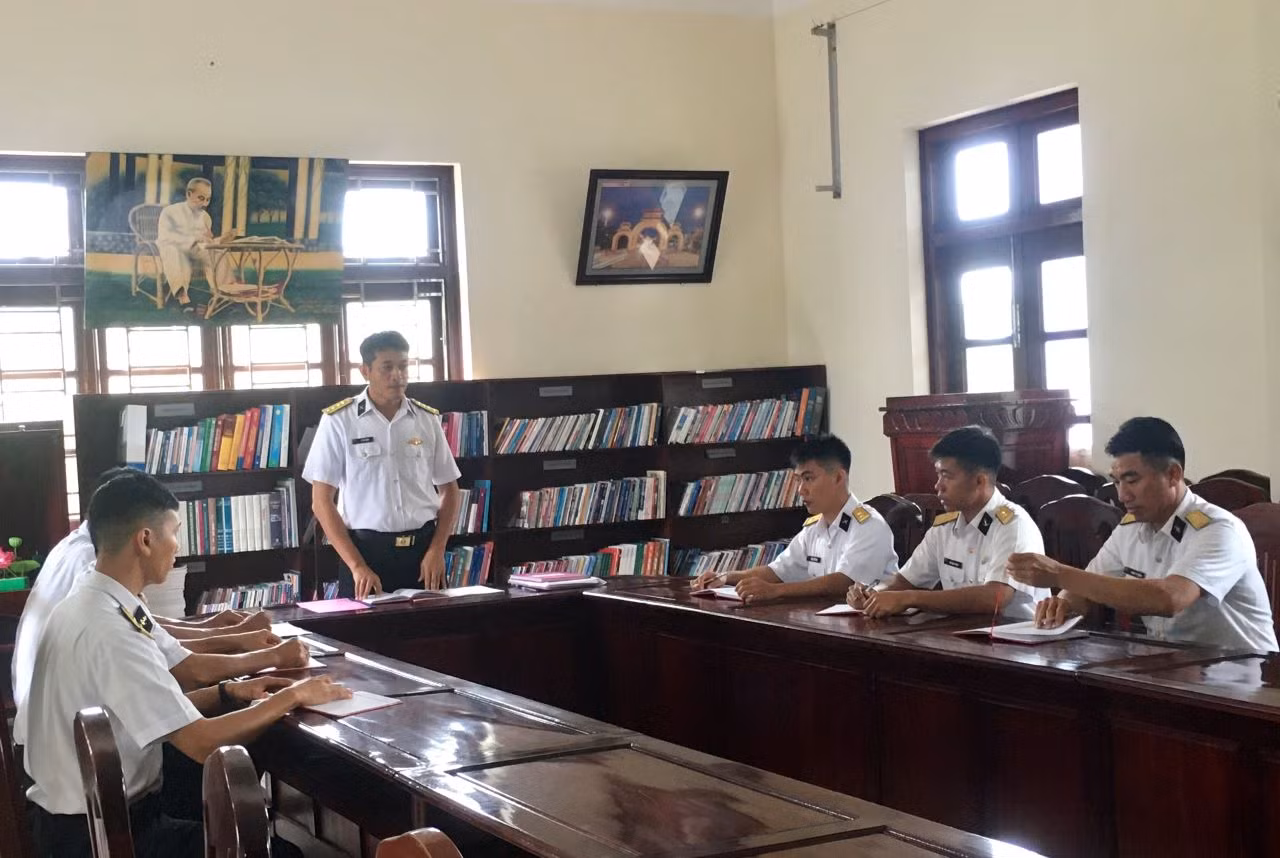 Một buổi sinh hoạt đảng của Chi bộ Cụm chiến đấu số 2.