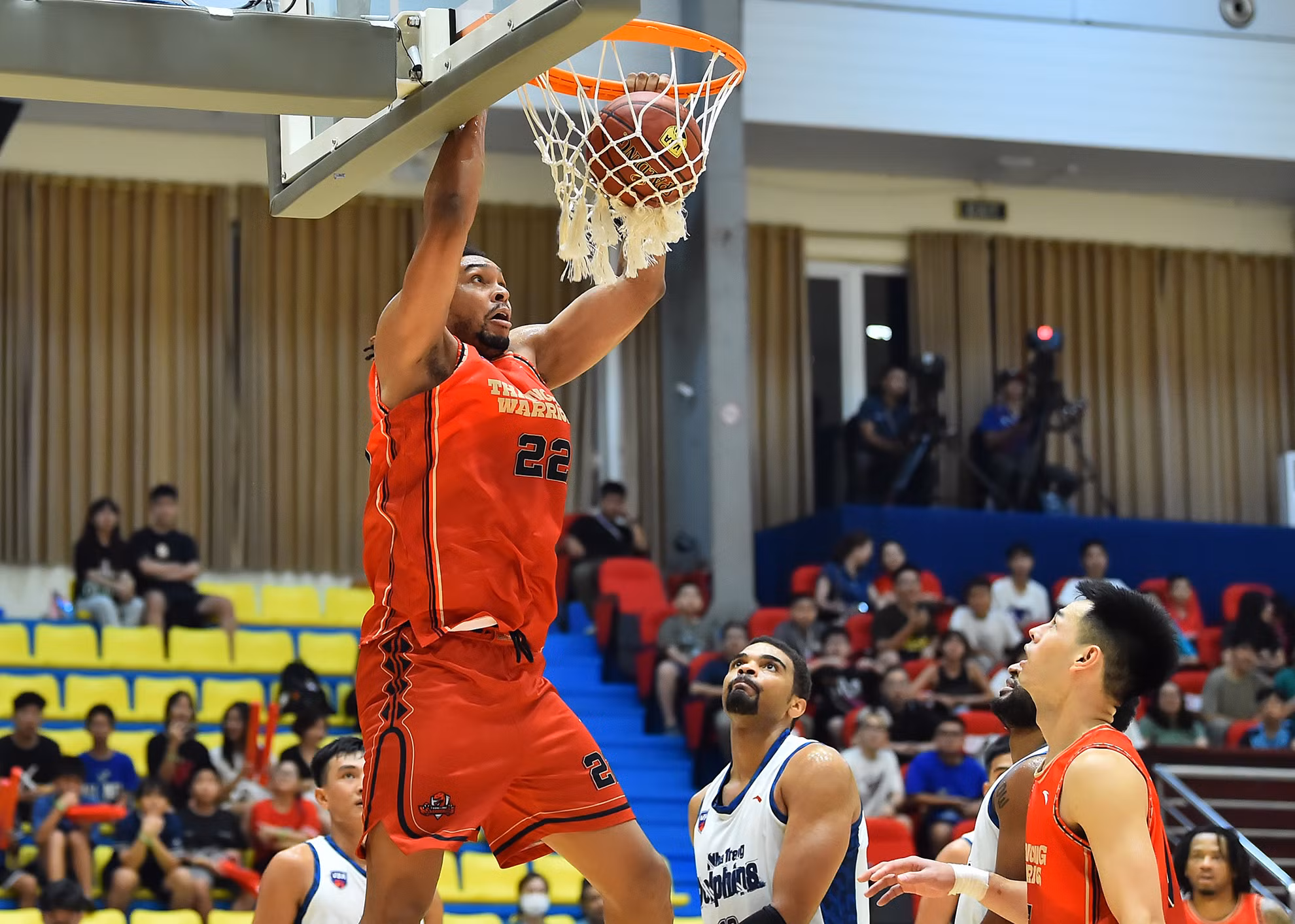 Dù rất cố gắng với 28 điểm cùng 16 rebounds nhưng John Fields vẫn không thể giúp đội chủ nhà giành được thắng lợi sau cùng.