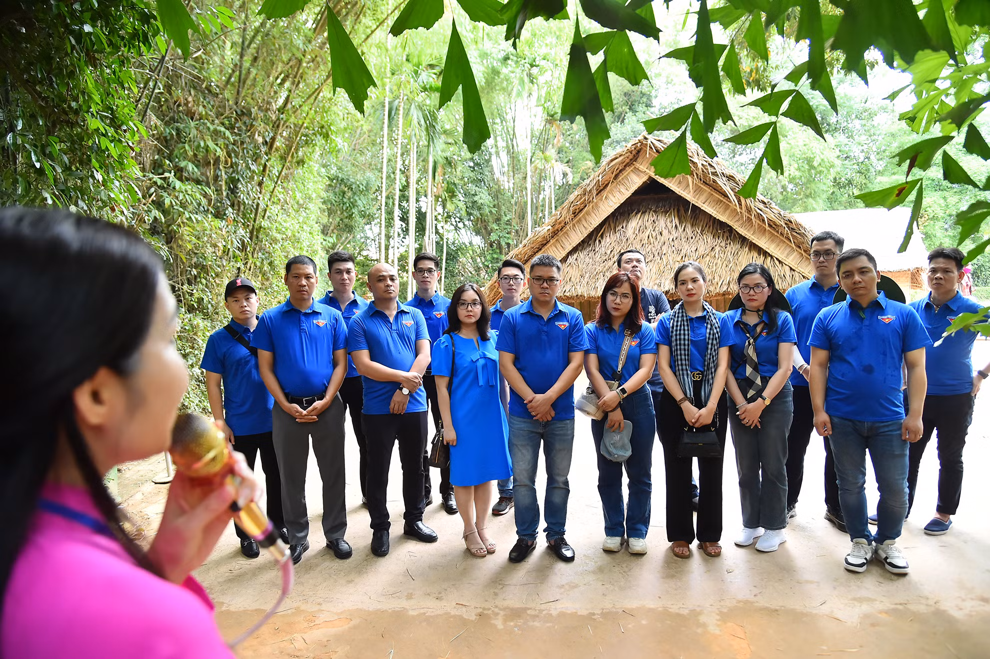Đoàn viên thanh niên Chi đoàn Trung tâm Truyền hình Nhân Dân cùng các đại biểu khách mời nghe giới thiệu về cuộc đời của Chủ tịch Hồ Chí Minh lúc sinh thời tại Ngôi nhà ông Phó bảng Nguyễn Sinh Sắc (thân sinh Chủ tịch Hồ Chí Minh).
