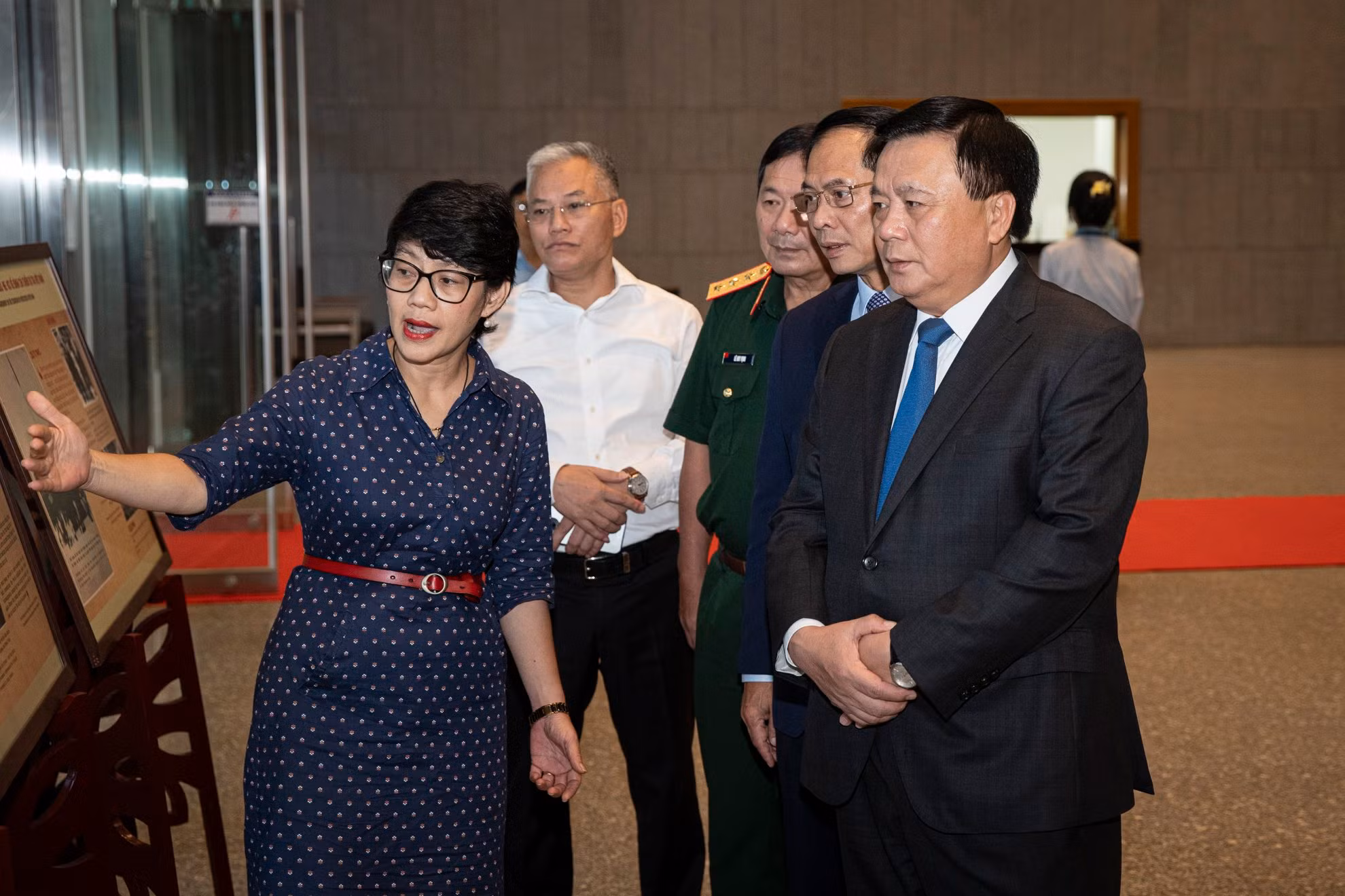 Đồng chí Nguyễn Xuân Thắng, Ủy viên Bộ Chính trị, Giám đốc Học viện Chính trị quốc gia Hồ Chí Minh, Chủ tịch Hội đồng Lý luận Trung ương tham quan triển lãm ảnh tại Hội thảo. (Ảnh: SƠN TÙNG)