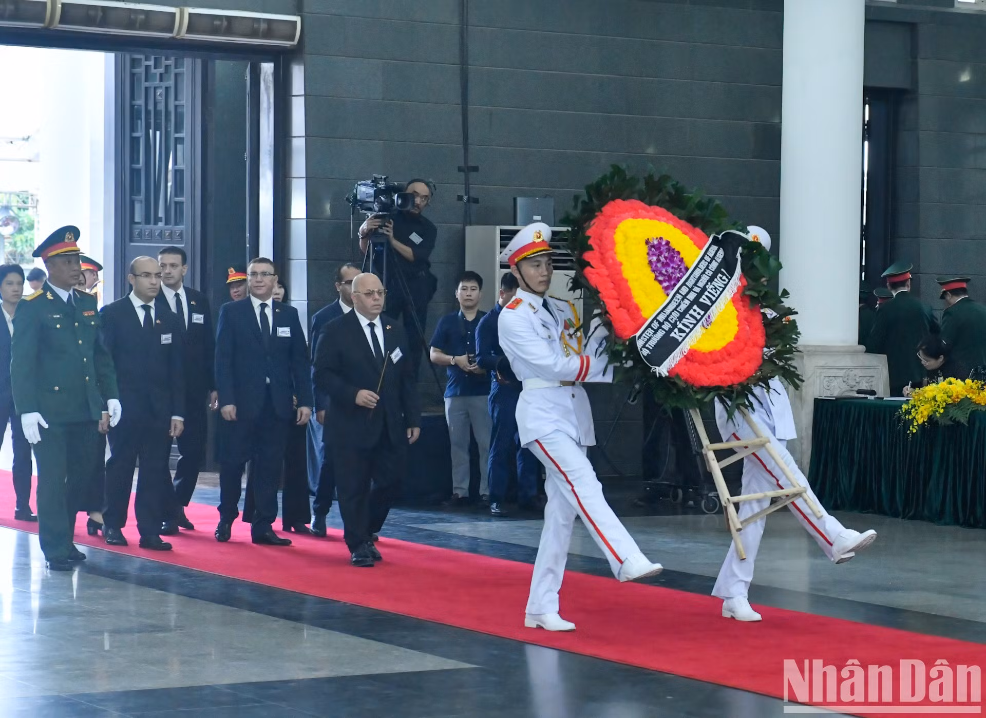 Đoàn Cộng hòa Algeria Dân chủ và Nhân dân do ông Laid Rebiga, Bộ trưởng Cựu chiến binh và Người có công làm Trưởng đoàn vào viếng Tổng Bí thư Nguyễn Phú Trọng. Đoàn Cộng hòa Algeria Dân chủ và Nhân dân do ông Laid Rebiga, Bộ trưởng Cựu chiến binh và Người có công làm Trưởng đoàn vào viếng Tổng Bí thư Nguyễn Phú Trọng.