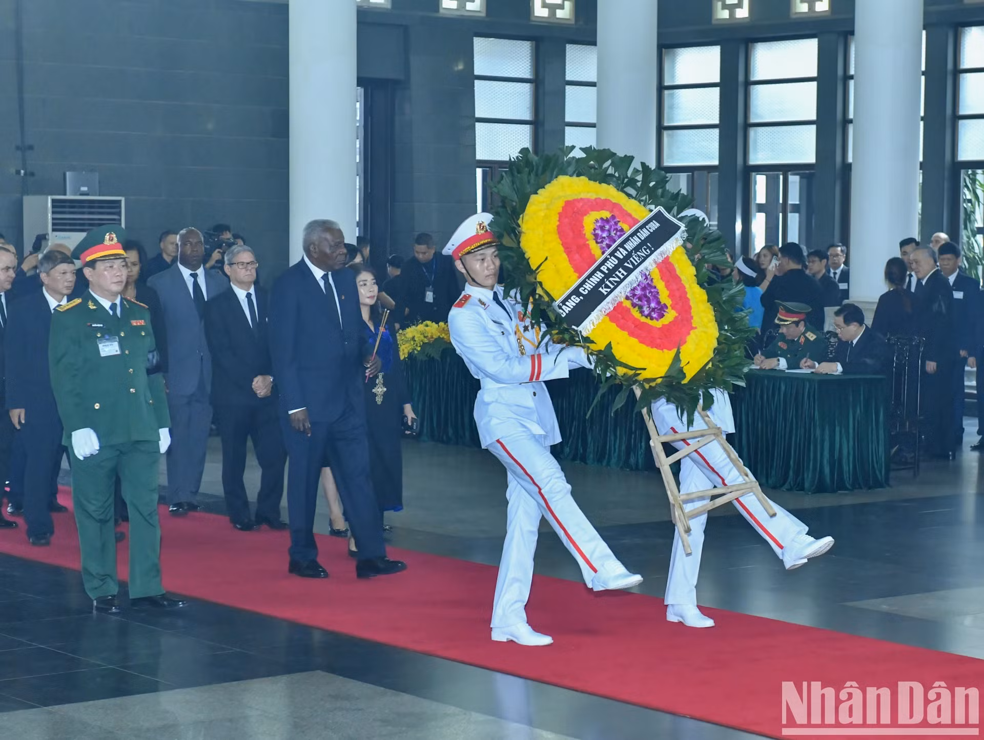 Đoàn Cộng hòa Cuba do ông Esteban Lazo Hernandez, Ủy viên Bộ Chính trị, Chủ tịch Quốc hội Chính quyền nhân dân Cuba làm Trưởng đoàn vào viếng Tổng Bí thư Nguyễn Phú Trọng. Đoàn Cộng hòa Cuba do ông Esteban Lazo Hernandez, Ủy viên Bộ Chính trị, Chủ tịch Quốc hội Chính quyền nhân dân Cuba làm Trưởng đoàn vào viếng Tổng Bí thư Nguyễn Phú Trọng.