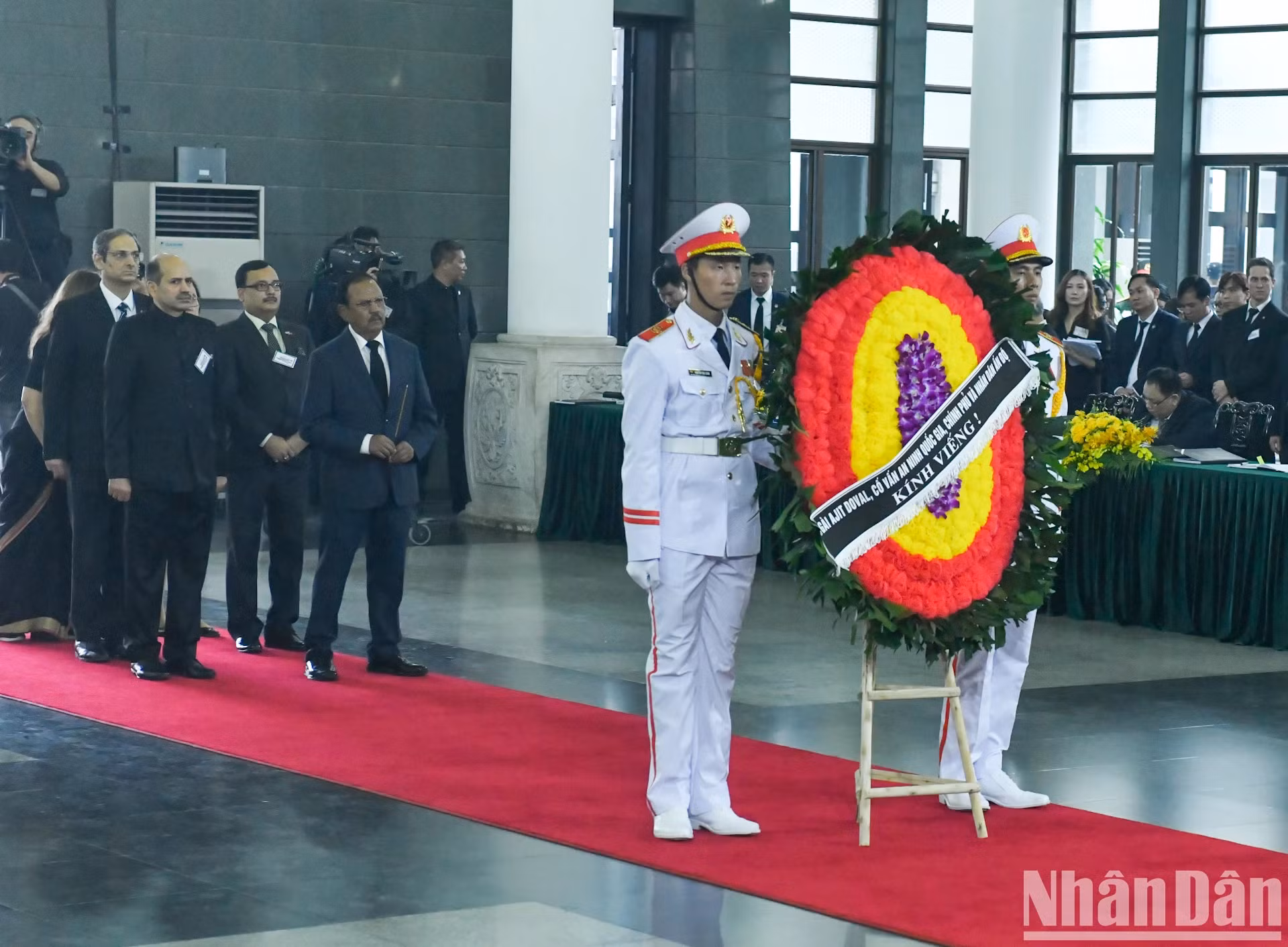 Đoàn Cộng hòa Ấn Độ do ông Ajit Doval, Cố vấn an ninh quốc gia của Thủ tướng Ấn Độ làm Trưởng đoàn vào viếng Tổng Bí thư Nguyễn Phú Trọng. Đoàn Cộng hòa Ấn Độ do ông Ajit Doval, Cố vấn an ninh quốc gia của Thủ tướng Ấn Độ làm Trưởng đoàn vào viếng Tổng Bí thư Nguyễn Phú Trọng.