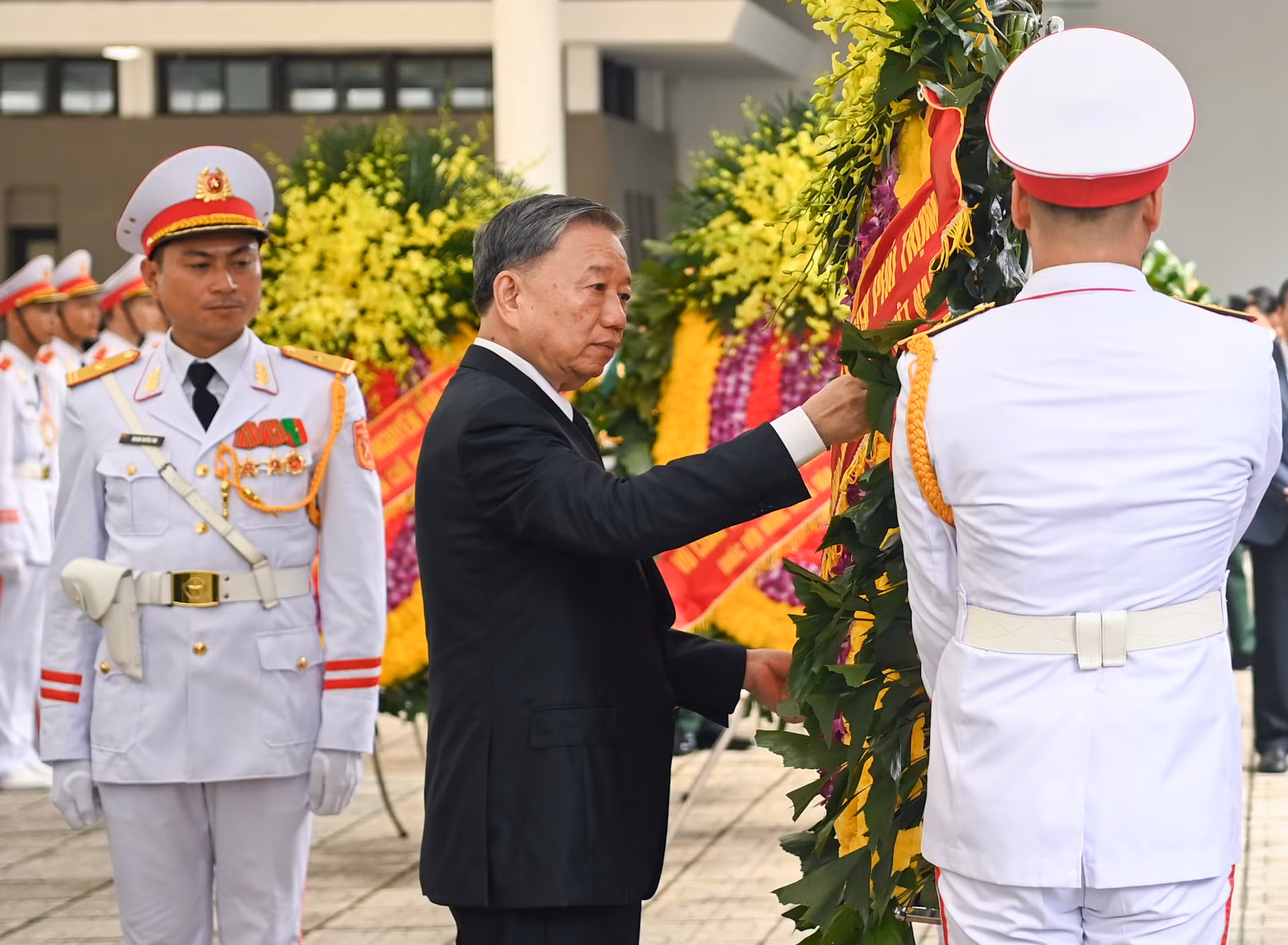 [Ảnh] Lãnh đạo Đảng, Nhà nước và Mặt trận Tổ quốc viếng Tổng Bí thư Nguyễn Phú Trọng ảnh 1