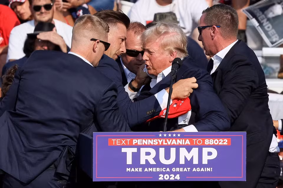 Truyền thông Mỹ đưa tin, ông Trump đã bị thương ở vùng tai phải, trước khi được nhân viên Mật vụ bảo vệ và hộ tống khỏi bục phát biểu.