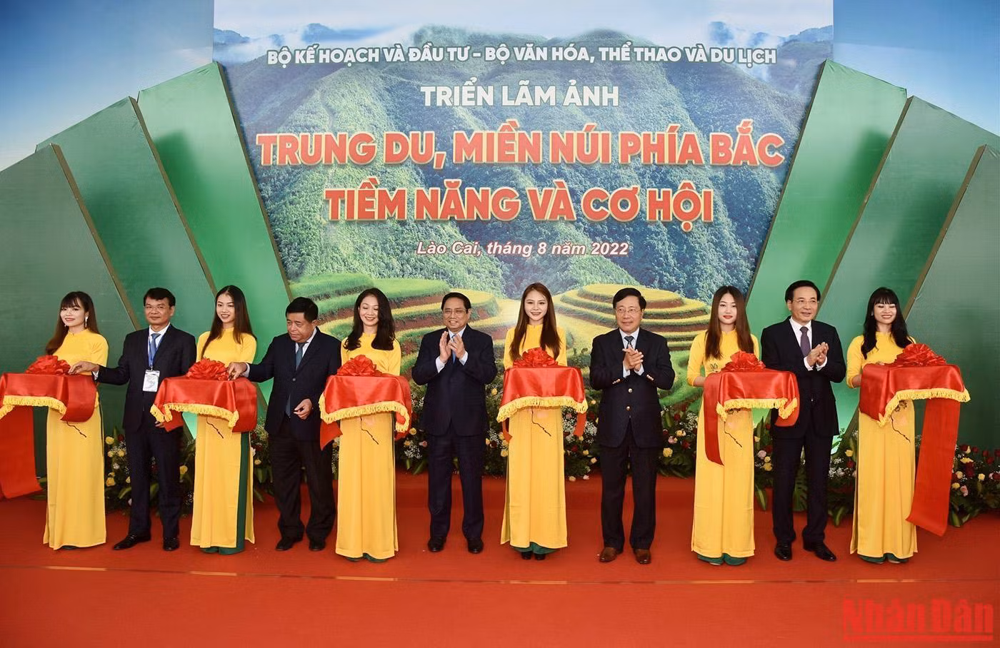 Thủ tướng Phạm Minh Chính cắt băng khai mạc triển lãm ảnh. Thủ tướng Phạm Minh Chính cắt băng khai mạc triển lãm ảnh.