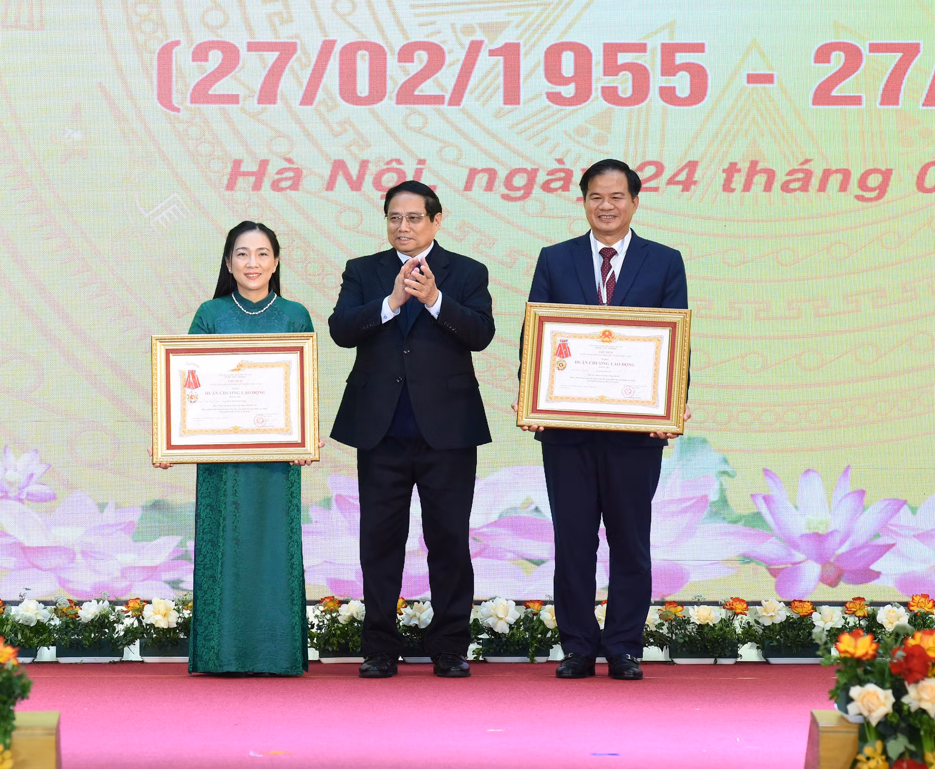 Thủ tướng Phạm Minh Chính trao Huân chương Lao động hạng Ba tặng PGS.TS Đào Xuân Cơ, Giám đốc Bệnh viện Bạch Mai và Thầy thuốc ưu tú Nguyễn Thị Mai Ngọc, Bác sĩ Viện Tim mạch, Bệnh viện Bạch Mai. Thủ tướng Phạm Minh Chính trao Huân chương Lao động hạng Ba tặng PGS.TS Đào Xuân Cơ, Giám đốc Bệnh viện Bạch Mai và Thầy thuốc ưu tú Nguyễn Thị Mai Ngọc, Bác sĩ Viện Tim mạch, Bệnh viện Bạch Mai.