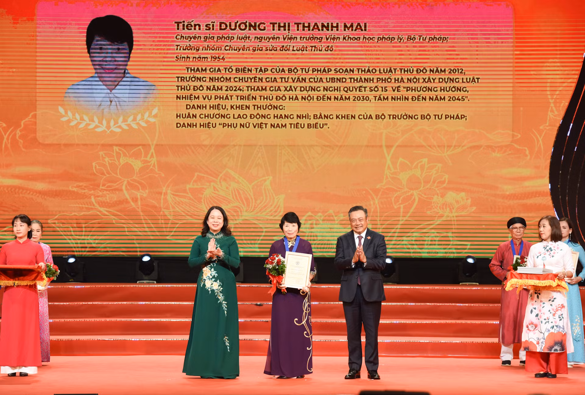 Phó Chủ tịch nước Võ Thị Ánh Xuân, Phó Chủ tịch Thứ nhất Hội đồng Thi đua-Khen thưởng Trung ương và Chủ tịch Ủy ban nhân dân, Chủ tịch Hội đồng Thi đua-Khen thưởng thành phố Hà Nội Trần Sỹ Thanh vinh danh Tiến sĩ Dương Thị Thanh Mai, nguyên Viện trưởng Viện Khoa học pháp lý-Bộ Tư pháp, Trưởng nhóm Chuyên gia sửa đổi Luật Thủ đô là "Công dân Thủ đô ưu tú" năm 2024. Phó Chủ tịch nước Võ Thị Ánh Xuân, Phó Chủ tịch Thứ nhất Hội đồng Thi đua-Khen thưởng Trung ương và Chủ tịch Ủy ban nhân dân, Chủ tịch Hội đồng Thi đua-Khen thưởng thành phố Hà Nội Trần Sỹ Thanh vinh danh Tiến sĩ Dương Thị Thanh Mai, nguyên Viện trưởng Viện Khoa học pháp lý-Bộ Tư pháp, Trưởng nhóm Chuyên gia sửa đổi Luật Thủ đô là "Công dân Thủ đô ưu tú" năm 2024.