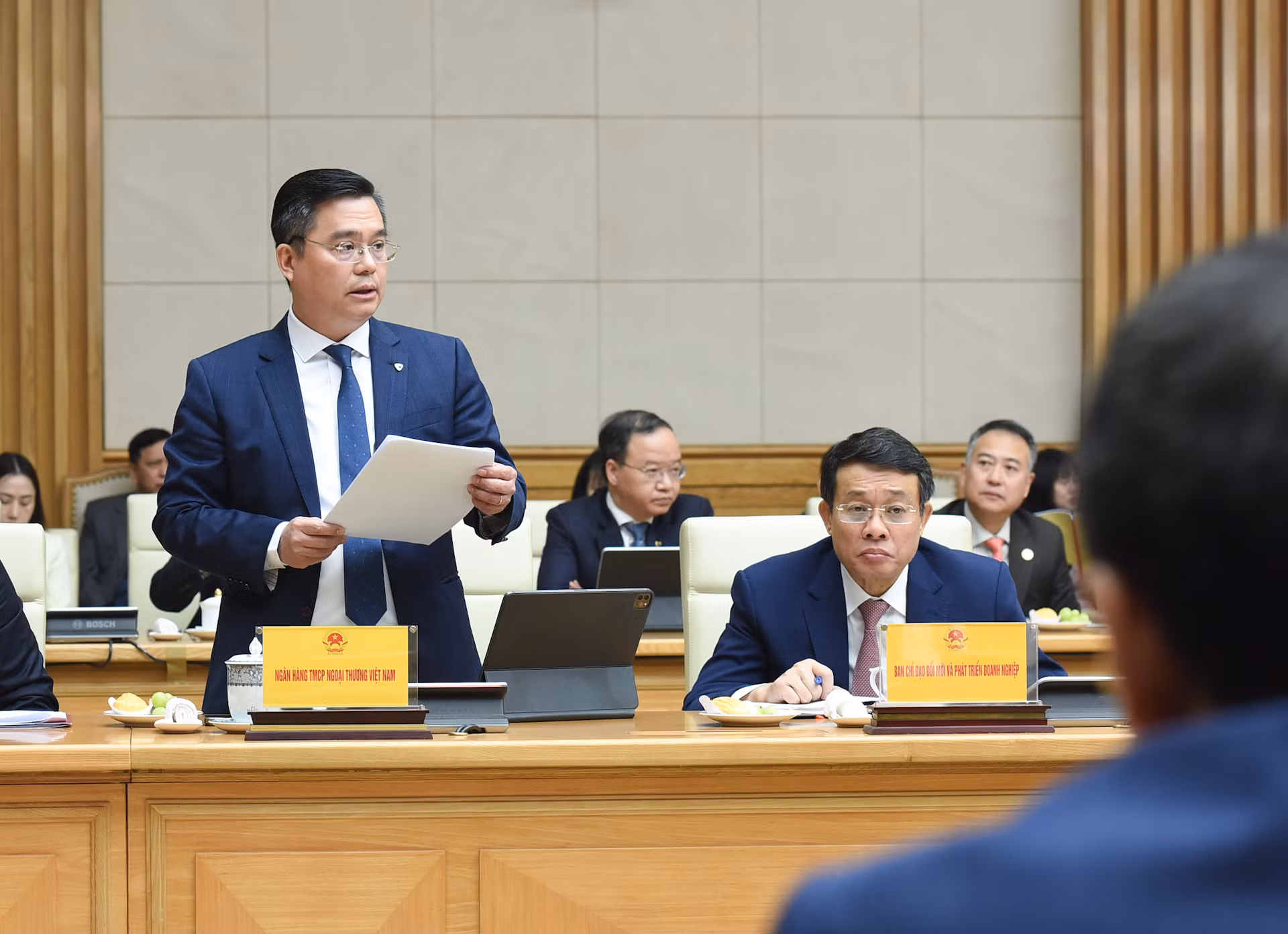 Đại diện lãnh đạo Ngân hàng Thương mại cổ phần Ngoại thương Việt Nam phát biểu.
