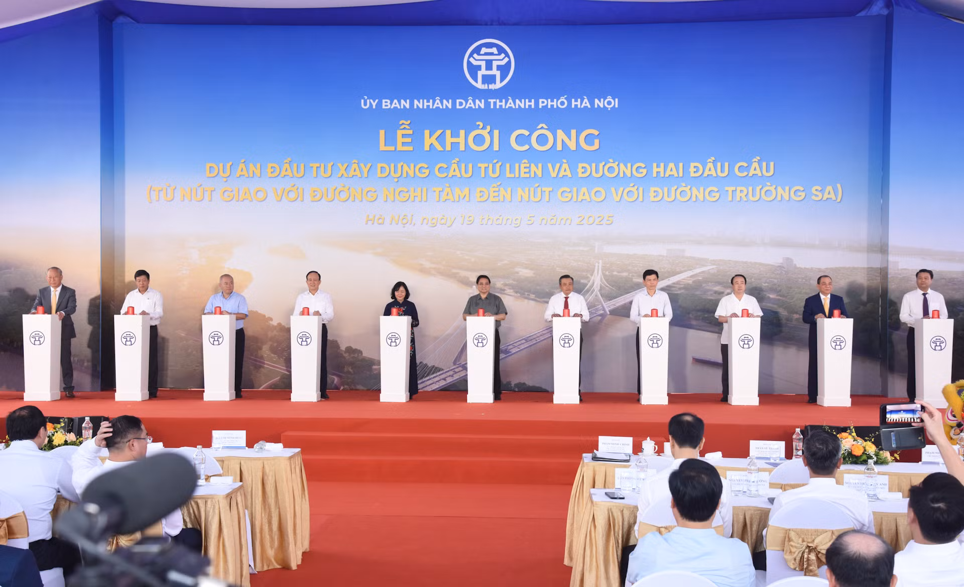 Thủ tướng Phạm Minh Chính và các đại biểu thực hiện nghi thức khởi công xây dựng cầu Tứ Liên và đường hai đầu cầu.