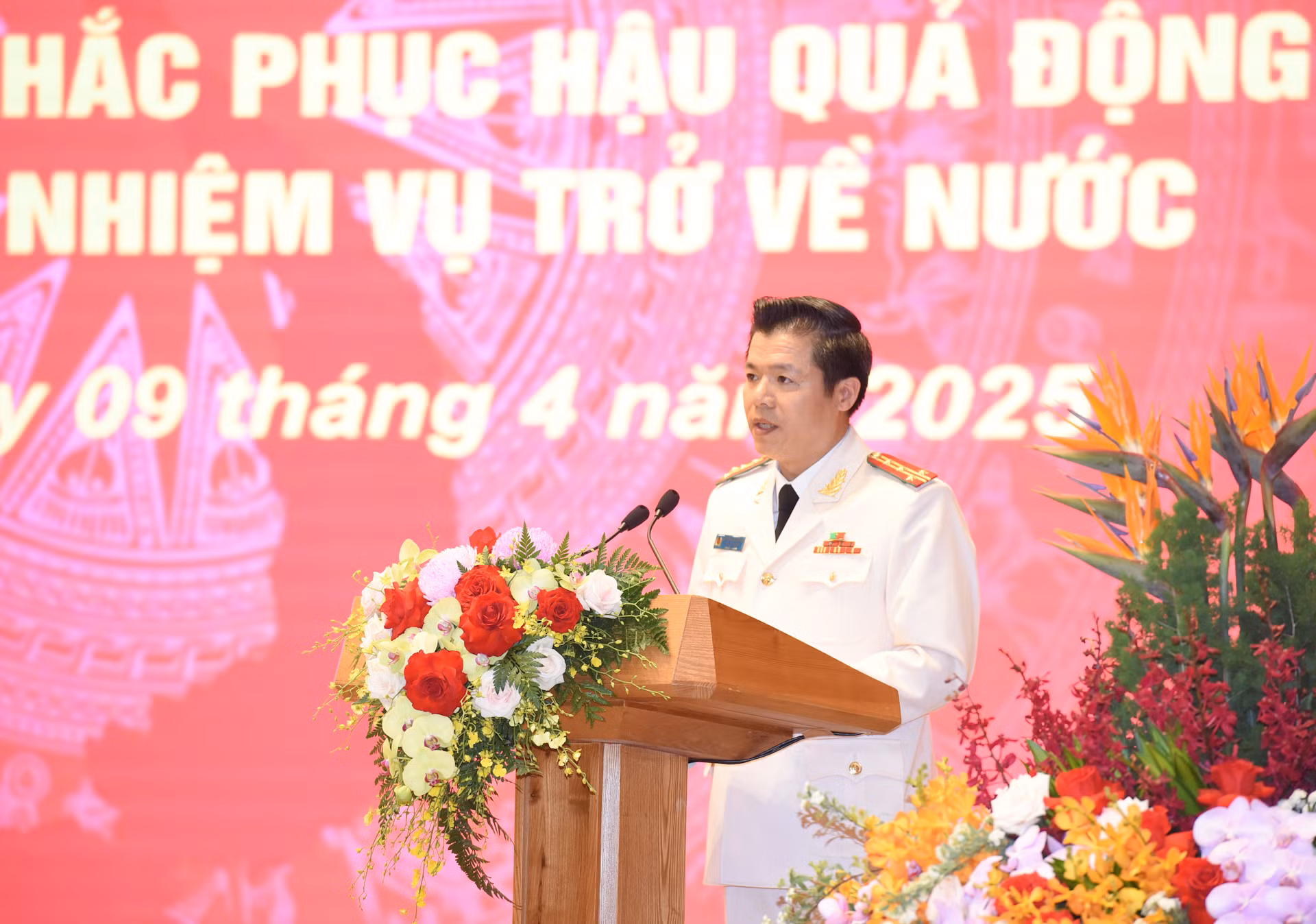 Đại tá Nguyễn Minh Khương, Phó Cục trưởng Cục Cảnh sát Phòng cháy, chữa cháy và Cứu nạn, cứu hộ, Trưởng Đoàn cứu nạn, cứu hộ Bộ Công an báo cáo công tác tìm kiếm, cứu nạn.