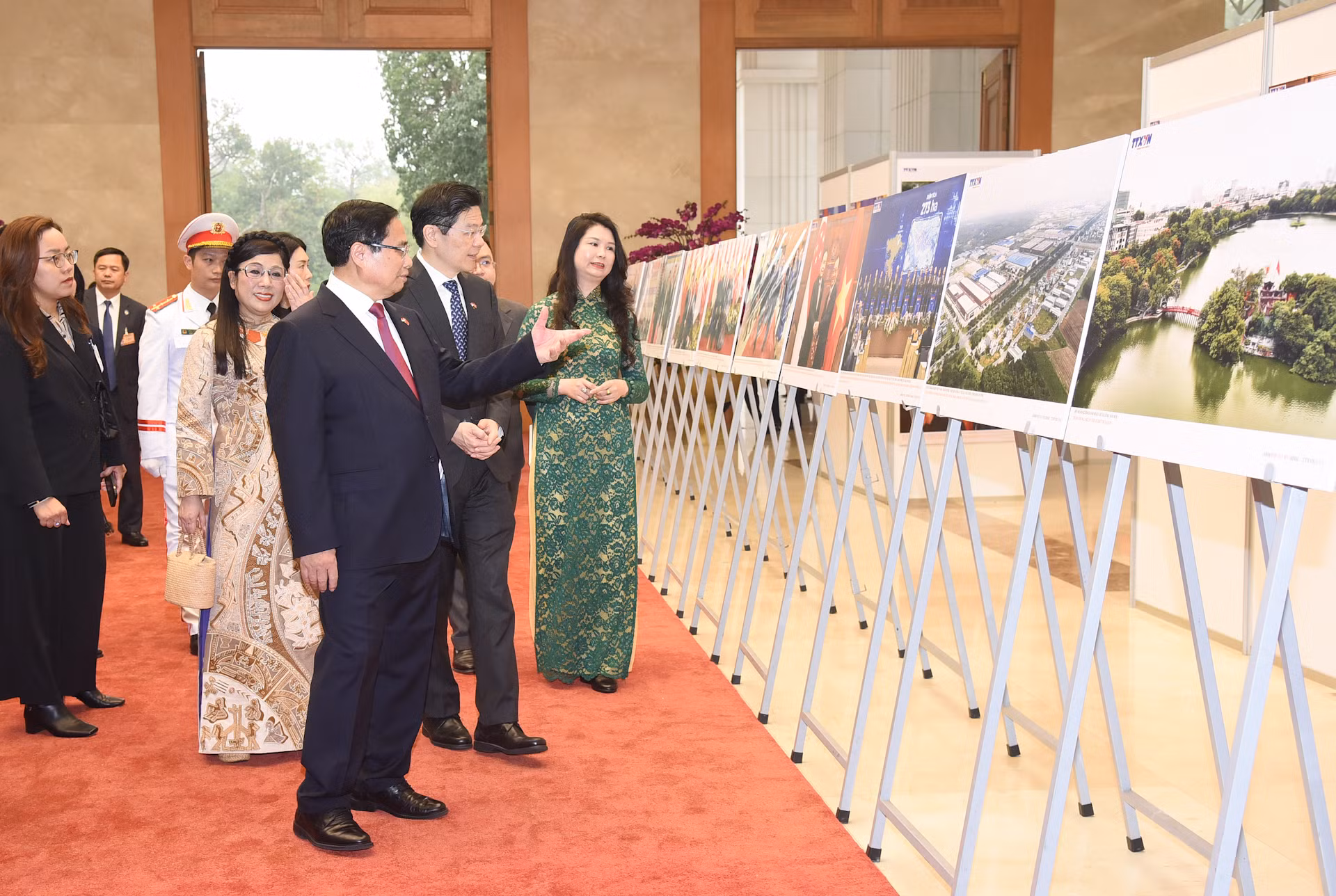 Thủ tướng Phạm Minh Chính và phu nhân cùng Thủ tướng nước Cộng hòa Singapore Lawrence Wong và phu nhân xem những hình ảnh về hợp tác giữa hai nước. Thủ tướng Phạm Minh Chính và phu nhân cùng Thủ tướng nước Cộng hòa Singapore Lawrence Wong và phu nhân xem những hình ảnh về hợp tác giữa hai nước.