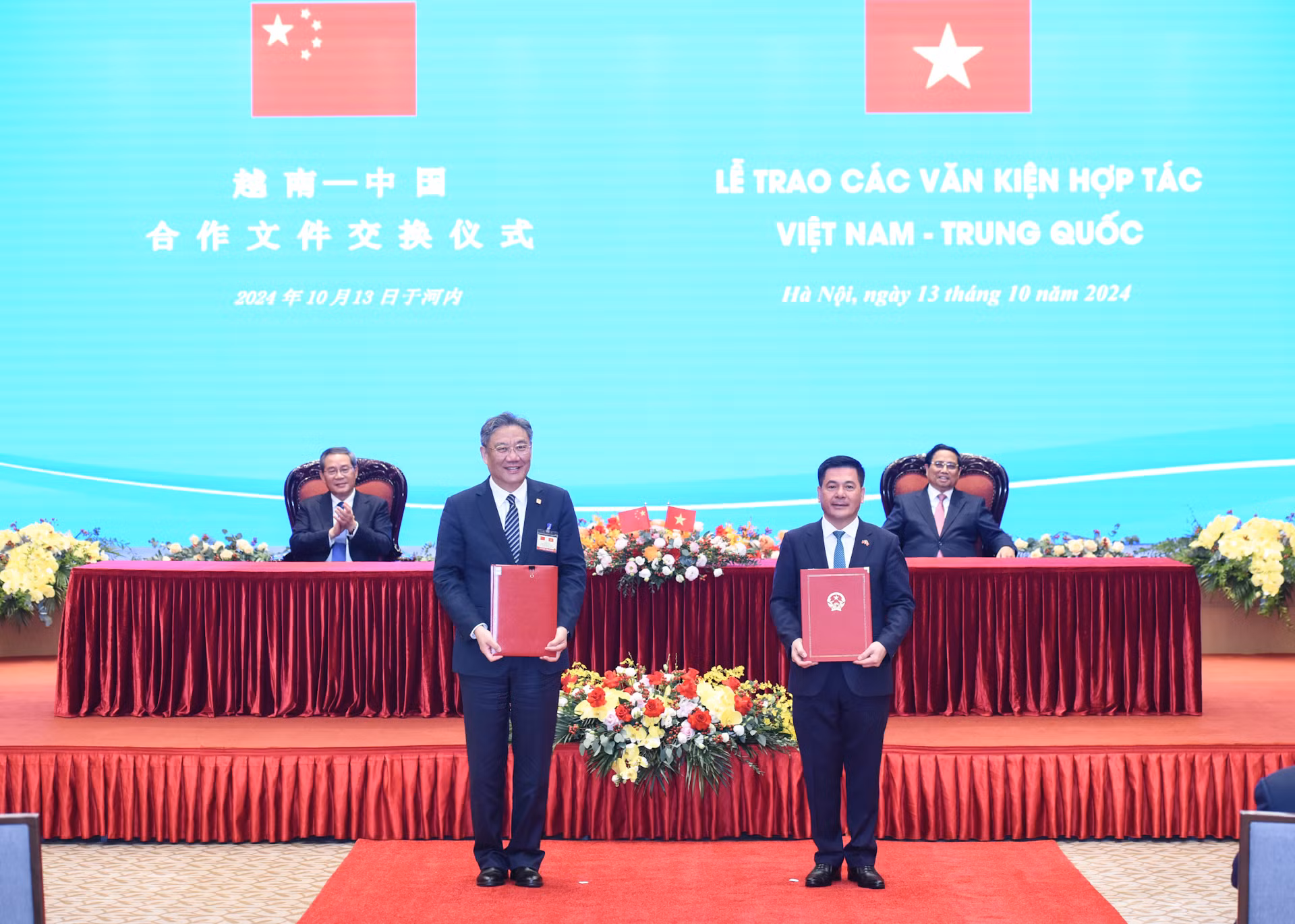 Hai Thủ tướng chứng kiến trao Bản ghi nhớ giữa Bộ Công thương Việt Nam và Bộ Thương mại Trung Quốc về tăng cường hợp tác xây dựng chuỗi cung ứng nông sản bền vững và Bản ghi nhớ giữa Bộ Công thương Việt Nam và Bộ Thương mại Trung Quốc về việc thành lập Nhóm công tác nghiên cứu về mô hình xây dựng khu hợp tác kinh tế qua biên giới Việt Nam-Trung Quốc.