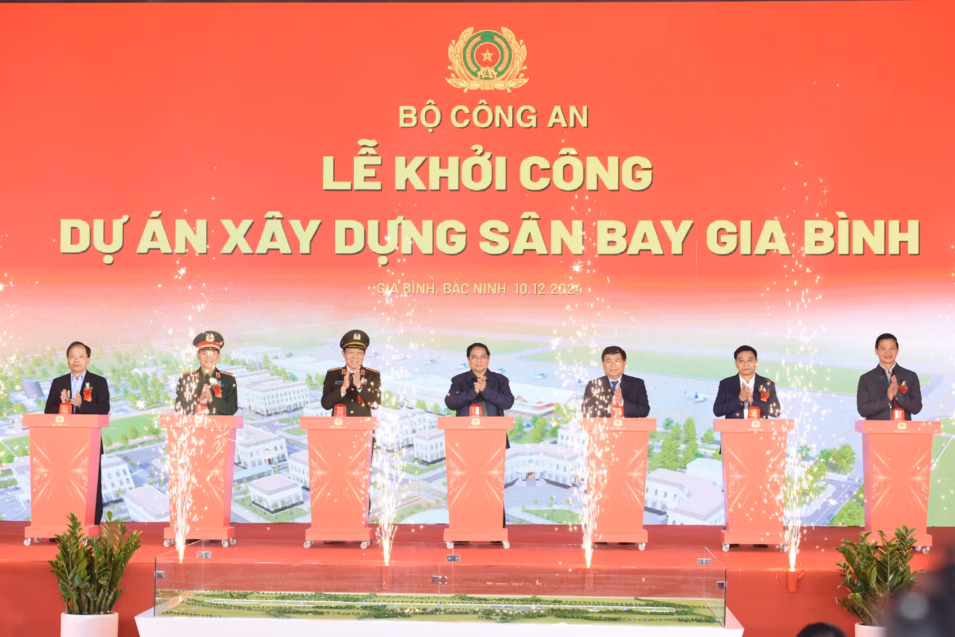 Thủ tướng Phạm Minh Chính và các đại biểu thực hiện nghi thức khởi công dự án xây dựng sân bay Gia Bình.