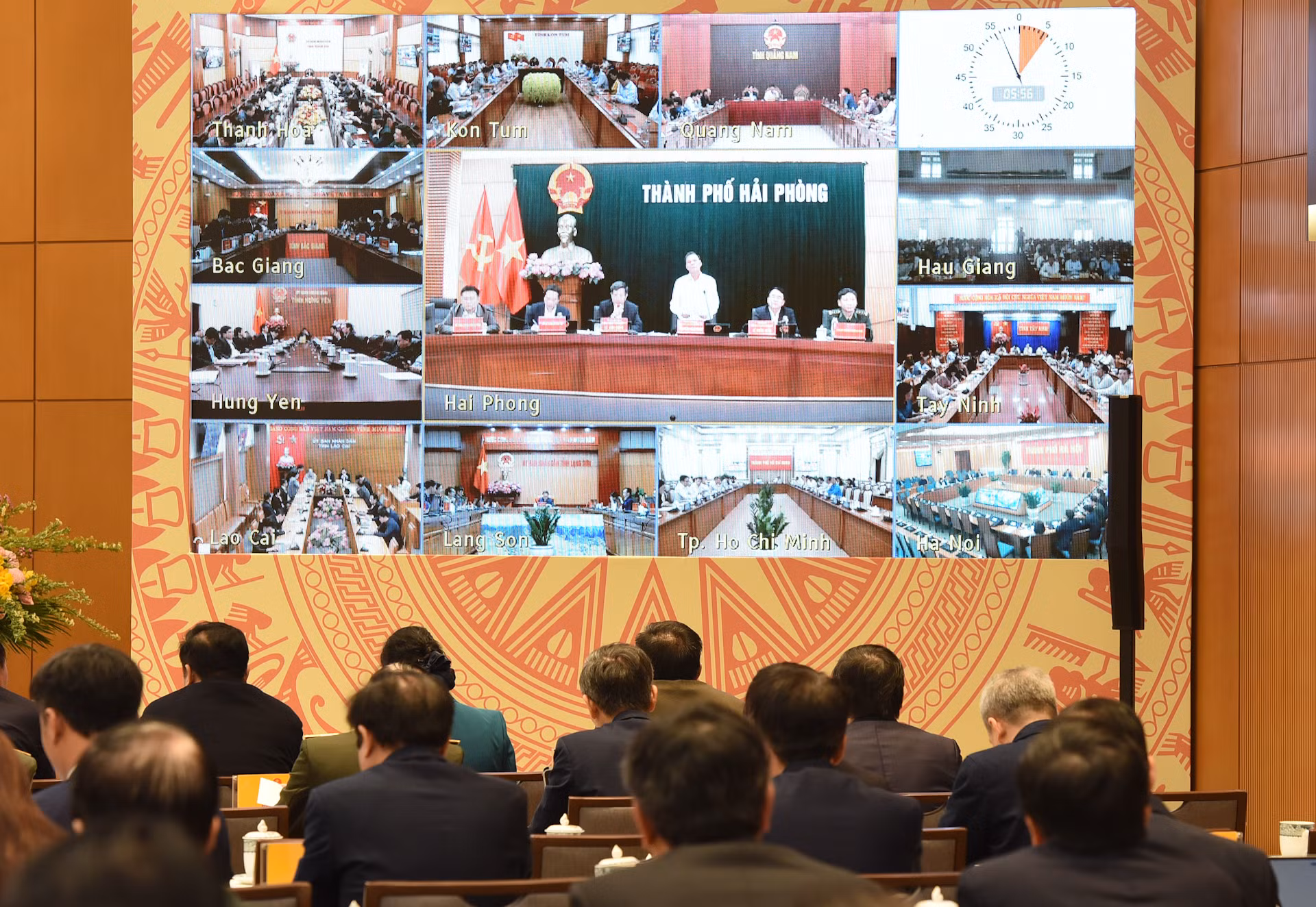 Đại diện lãnh đạo thành phố Hải Phòng phát biểu tại điểm cầu. Đại diện lãnh đạo thành phố Hải Phòng phát biểu tại điểm cầu.