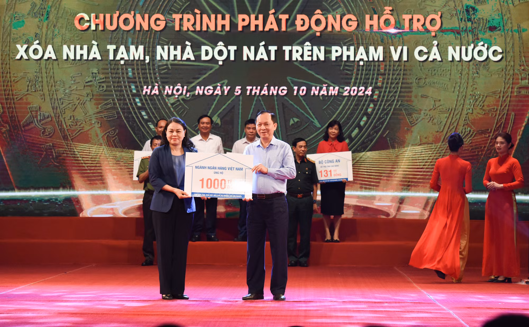 Ngành Ngân hàng Việt Nam trao tượng trưng kinh phí hỗ trợ xóa nhà tạm, nhà dột nát cho đại diện lãnh đạo Mặt trận Tổ quốc Việt Nam. Ngành Ngân hàng Việt Nam trao tượng trưng kinh phí hỗ trợ xóa nhà tạm, nhà dột nát cho đại diện lãnh đạo Mặt trận Tổ quốc Việt Nam.