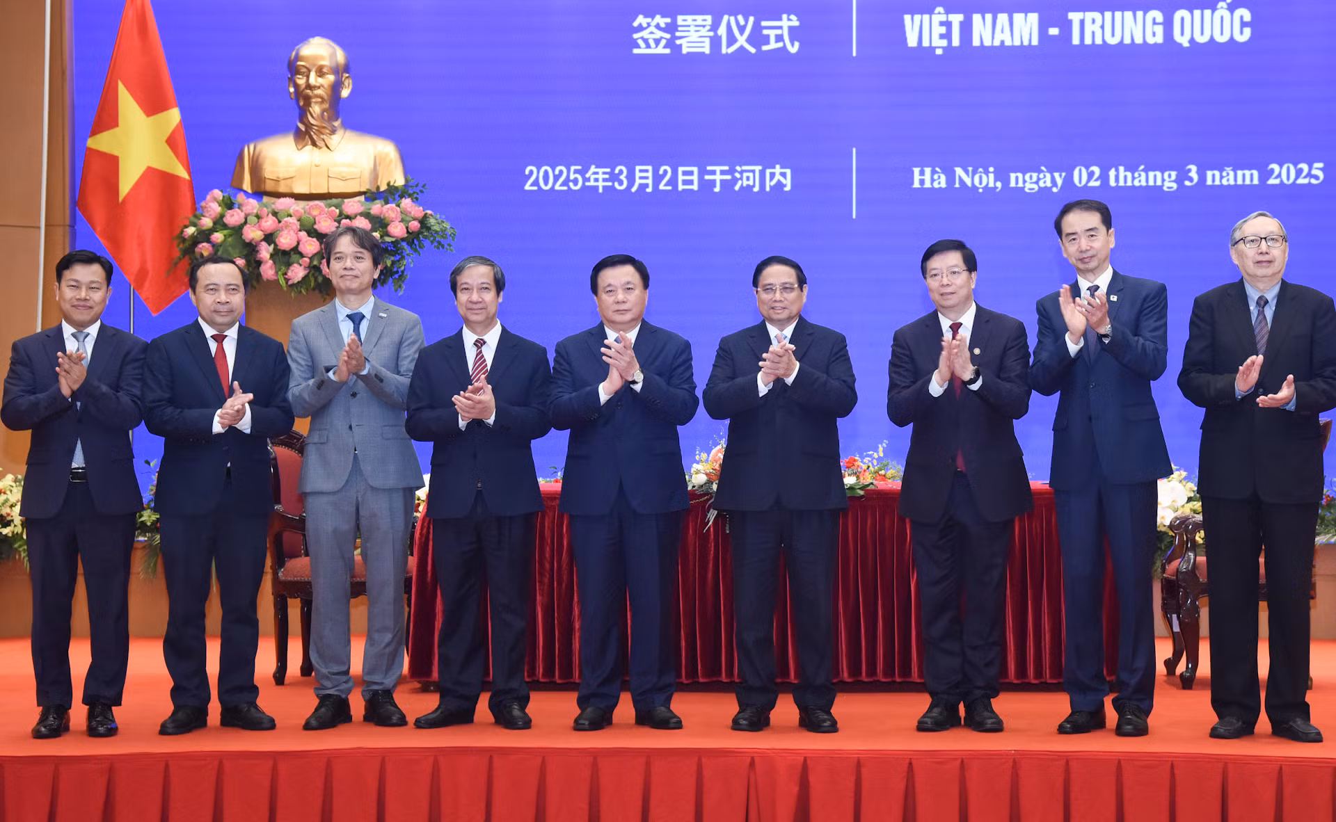 Thủ tướng Phạm Minh Chính và đồng chí Khưu Dũng, Bí thư Đảng ủy Đại học Thanh Hoa, Trung Quốc cùng thành viên đoàn hai nước.
