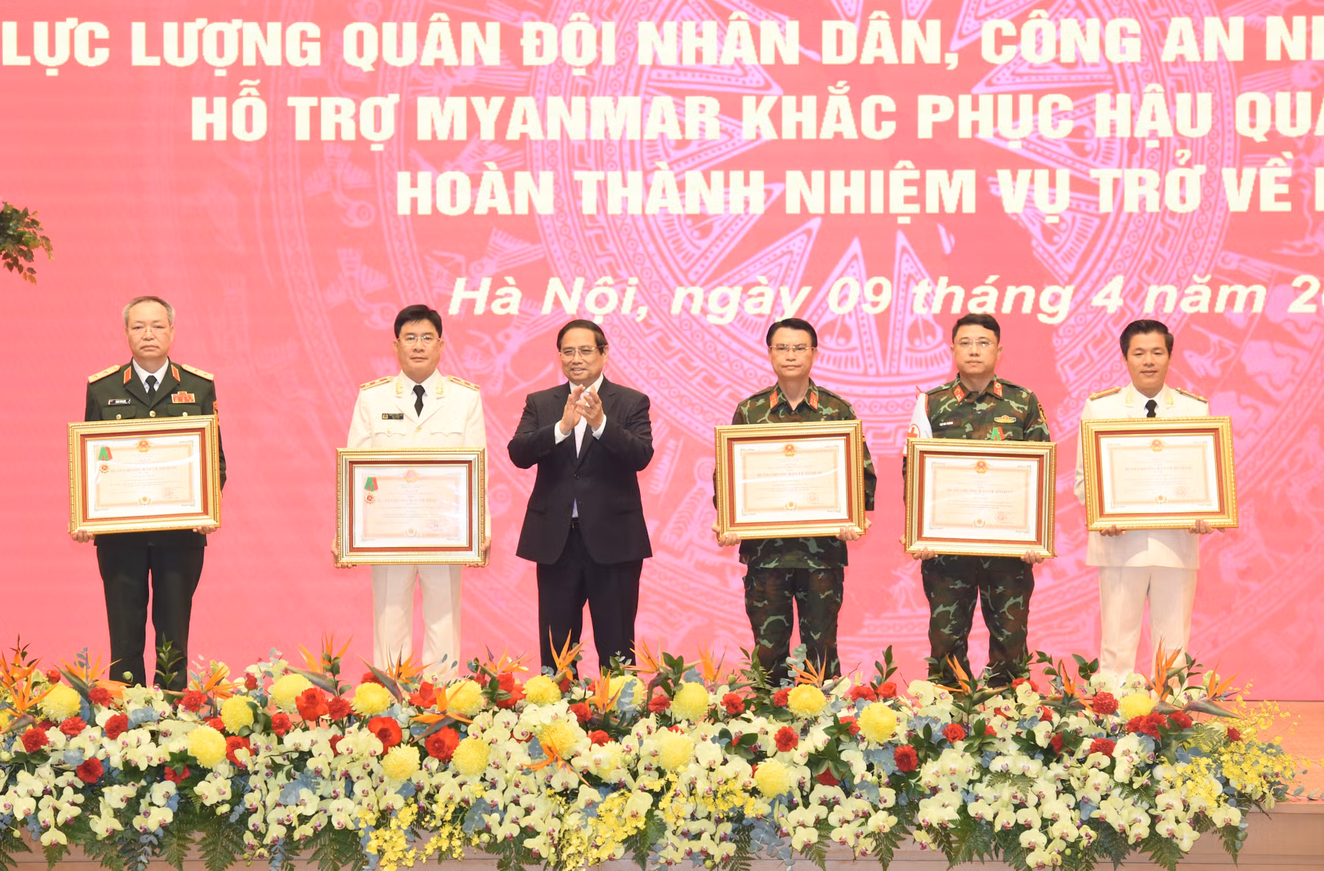 Thủ tướng Phạm Minh Chính trao Huân chương Bảo vệ Tổ quốc cho các tập thể, cá nhân có thành tích trong hỗ trợ Myanmar khắc phục hậu quả động đất.