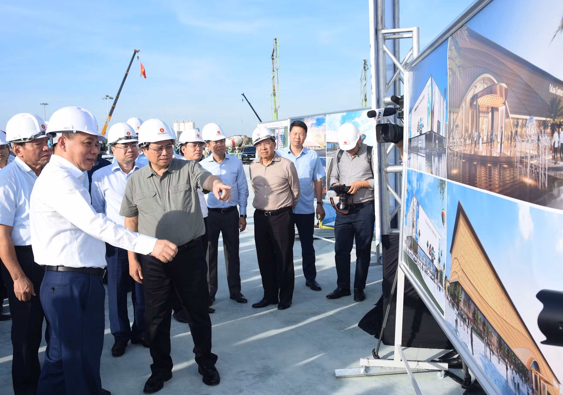 Thủ tướng Phạm Minh Chính kiểm tra tình hình triển khai dự án Trung tâm Hội chợ Triển lãm quốc gia tại huyện Đông Anh.