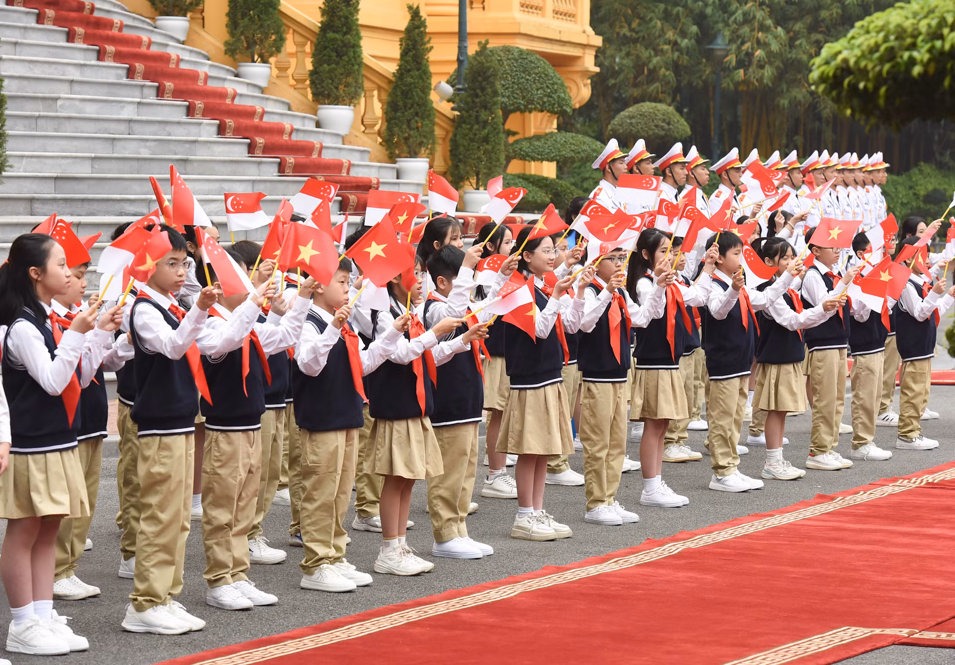 Các cháu thiếu nhi vẫy chào hai Thủ tướng cùng phu nhân.