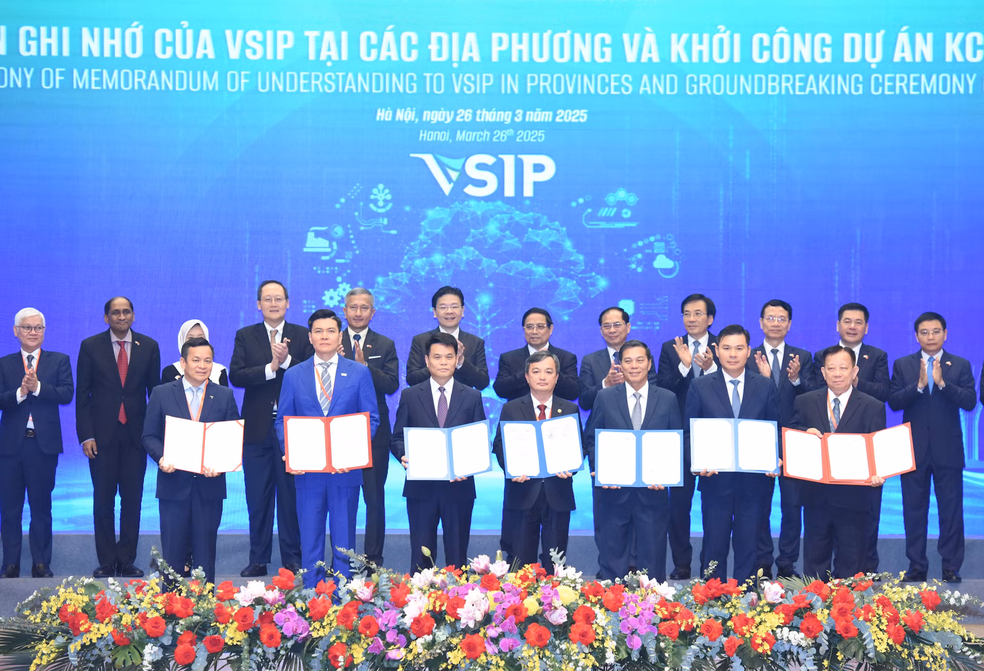 Hai Thủ tướng chứng kiến Lễ ký kết văn kiện hợp tác giữa các doanh nghiệp Việt Nam-Singapore.
