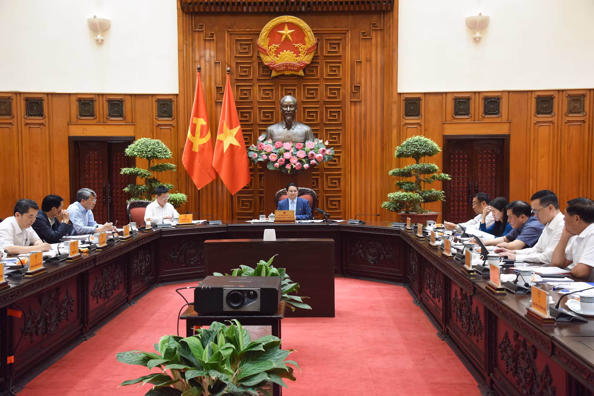 Thủ tướng yêu cầu từng bộ, ngành liên quan xây dựng phương án cụ thể, Bộ Công thương tập hợp, hoàn thành các phương án đàm phán trong ngày mai (30/4).