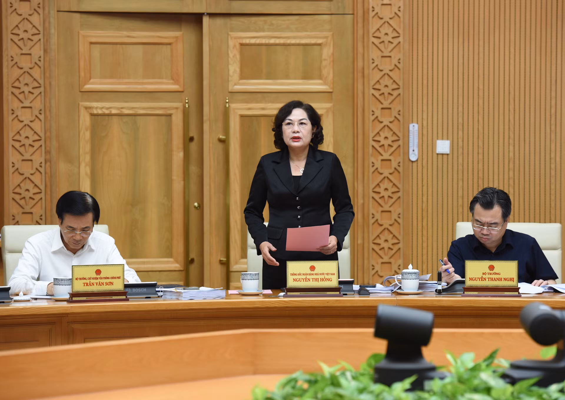 Thống đốc Ngân hàng Nhà nước Việt Nam Nguyễn Thị Hồng phát biểu. Thống đốc Ngân hàng Nhà nước Việt Nam Nguyễn Thị Hồng phát biểu.