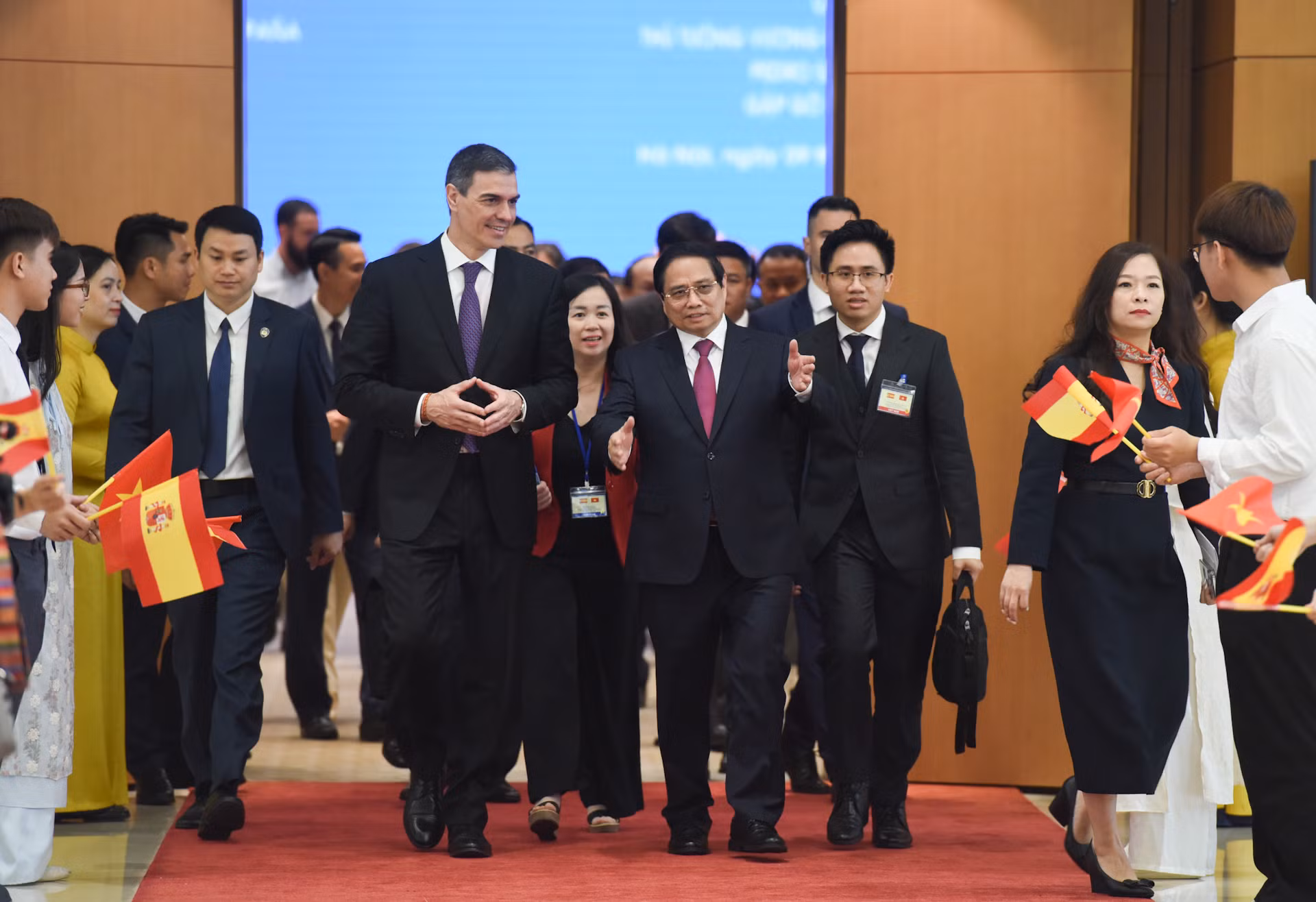 Thủ tướng Phạm Minh Chính tiễn Thủ tướng Tây Ban Nha Pedro Sanchez.